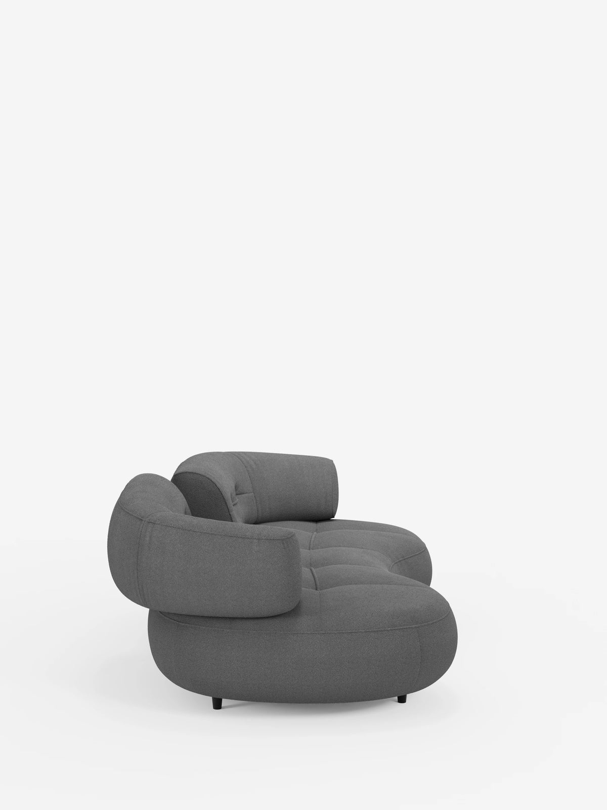 Divano curvo a fagiolo “Croissant” grigio antracite a 3 posti con schienali traslanti, rivestito in morbido tessuto effetto cotone smacchiabile T33, caratterizzato da un design curvo a forma di fagiolo, schienali bassi e dettagli trapuntati sulla seduta su sfondo bianco.