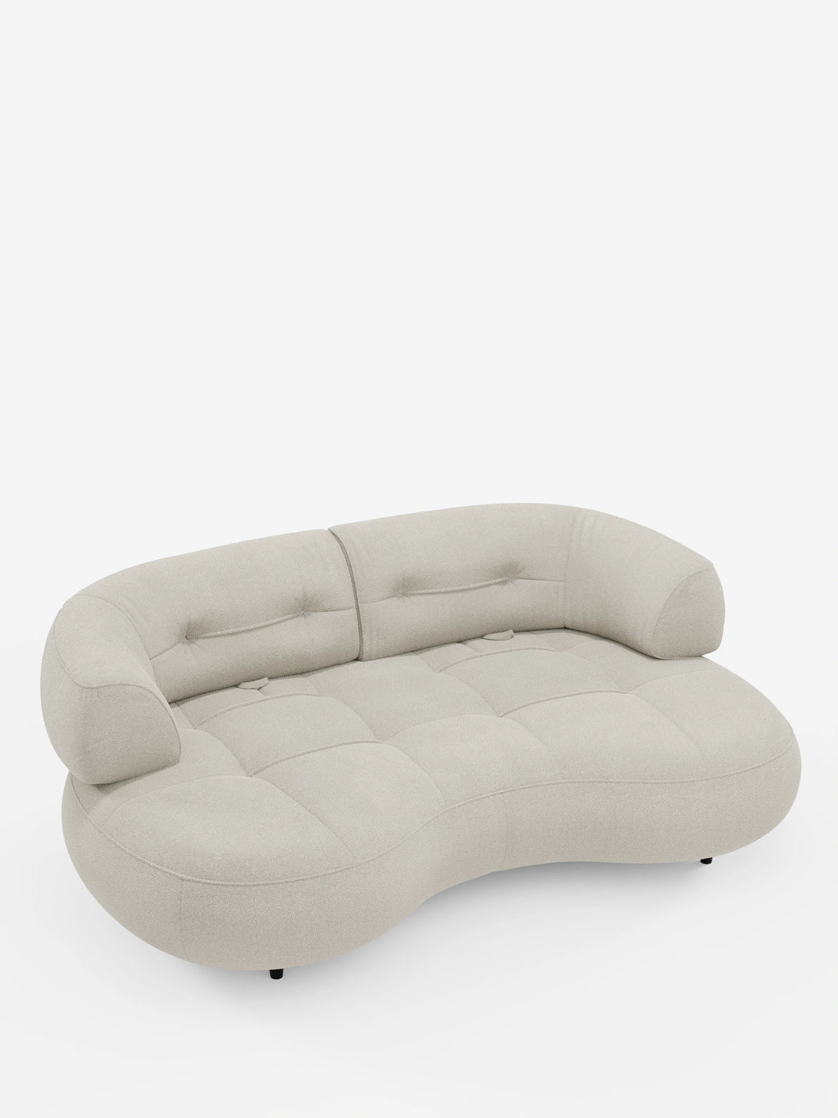 A Croissant: divano curvo a fagiolo a 3 posti con schienali traslanti, rivestito in morbido tessuto effetto cotone smacchiabile T33: un divano contemporaneo curvo a 3 posti con rivestimento beige chiaro dalla trama ruvida, dalla forma a fagiolo, con braccioli arrotondati e dettagli a bottoni.