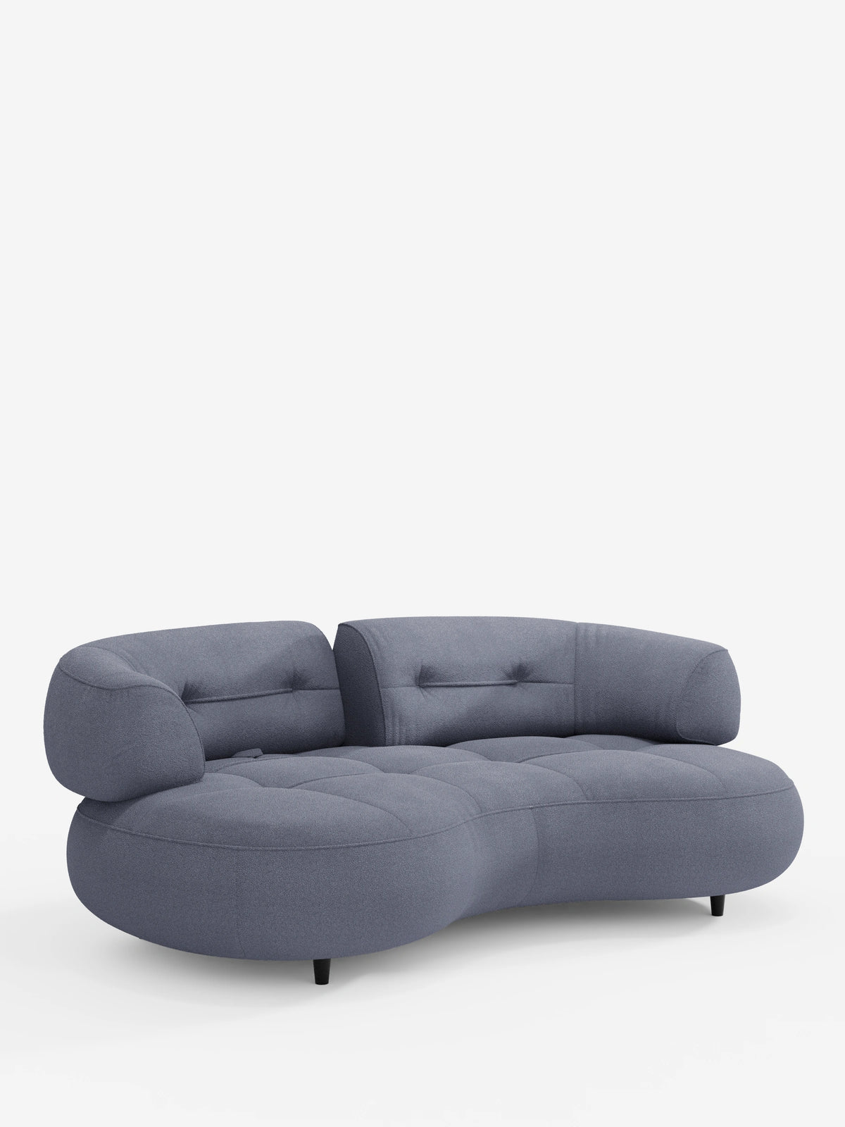 Croissant, divano curvo a forma di fagiolo a 3 posti con schienali regolabili, rivestito in morbido tessuto effetto cotone lavabile T33: un divano contemporaneo di colore blu-grigio a forma di fagiolo, con seduta bassa e trapuntata, due schienali regolabili e gambe corte e scure.