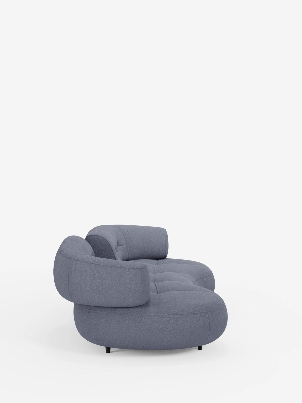 Il divano Curvato a fagiolo a 3 posti con schienali traslanti in morbido tessuto effetto cotone smacchiabile T33 è un divano curvo a tre posti dal design a forma di fagiolo, rivestito in tessuto grigio testurizzato, con cuscini arrotondati e schienali mobili.