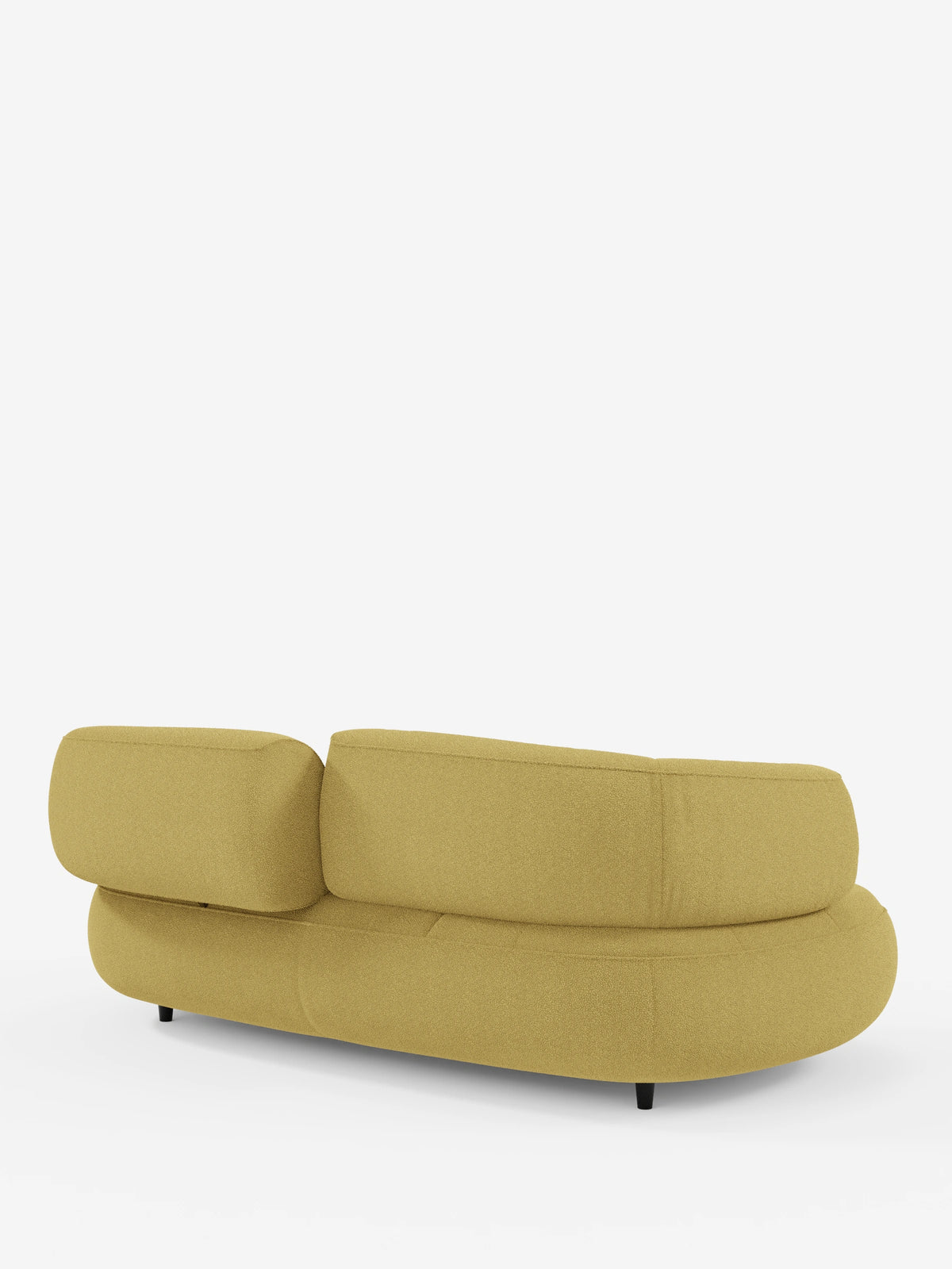 Un divano curvo a fagiolo a 3 posti “Croissant” in tessuto giallo, con schienali regolabili in morbido tessuto effetto cotone lavabile T33, caratterizzato da un design curvo a forma di fagiolo con due schienali regolabili su piccole gambe scure su sfondo bianco.