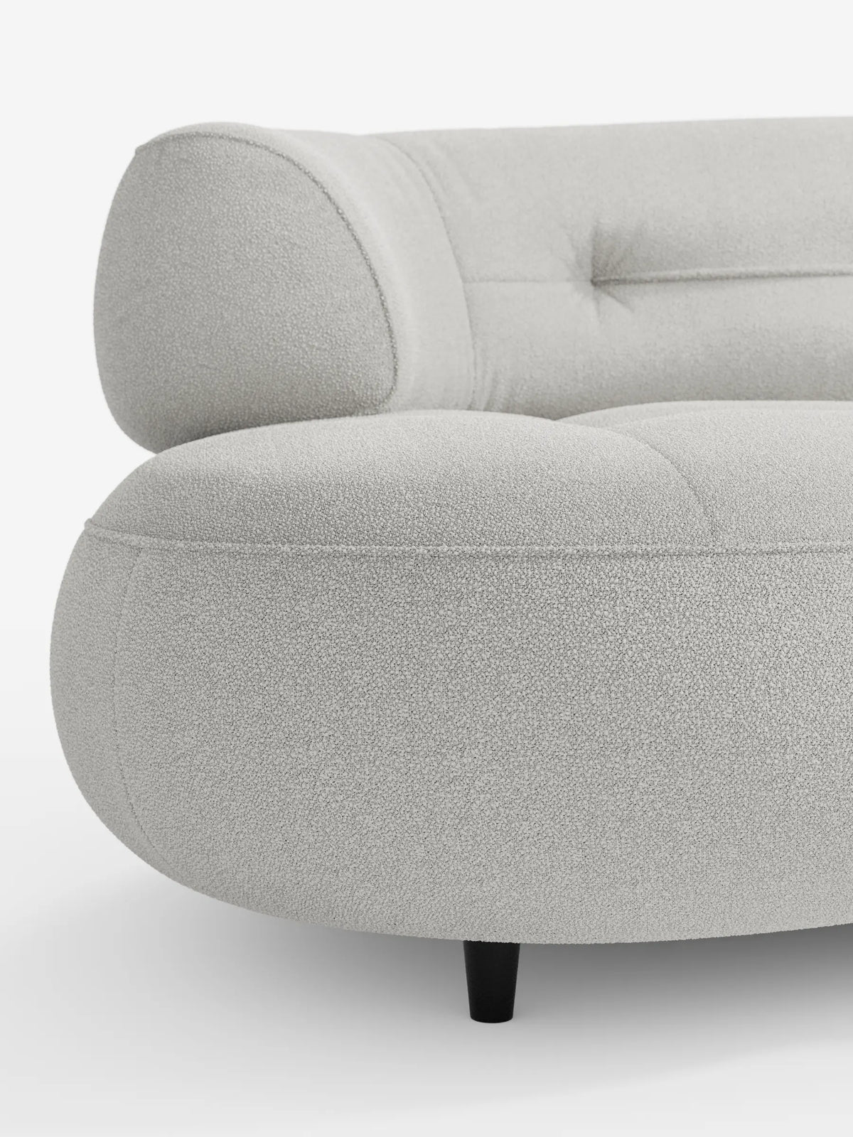 Croissant, divano curvo a fagiolo 3 posti di colore grigio chiaro con schienali traslanti, rivestito in morbido tessuto effetto cotone smacchiabile T33, caratterizzato da un design curvo a 3 posti, braccioli arrotondati, schienale trapuntato e gambe cilindriche basse nere su base bianca.