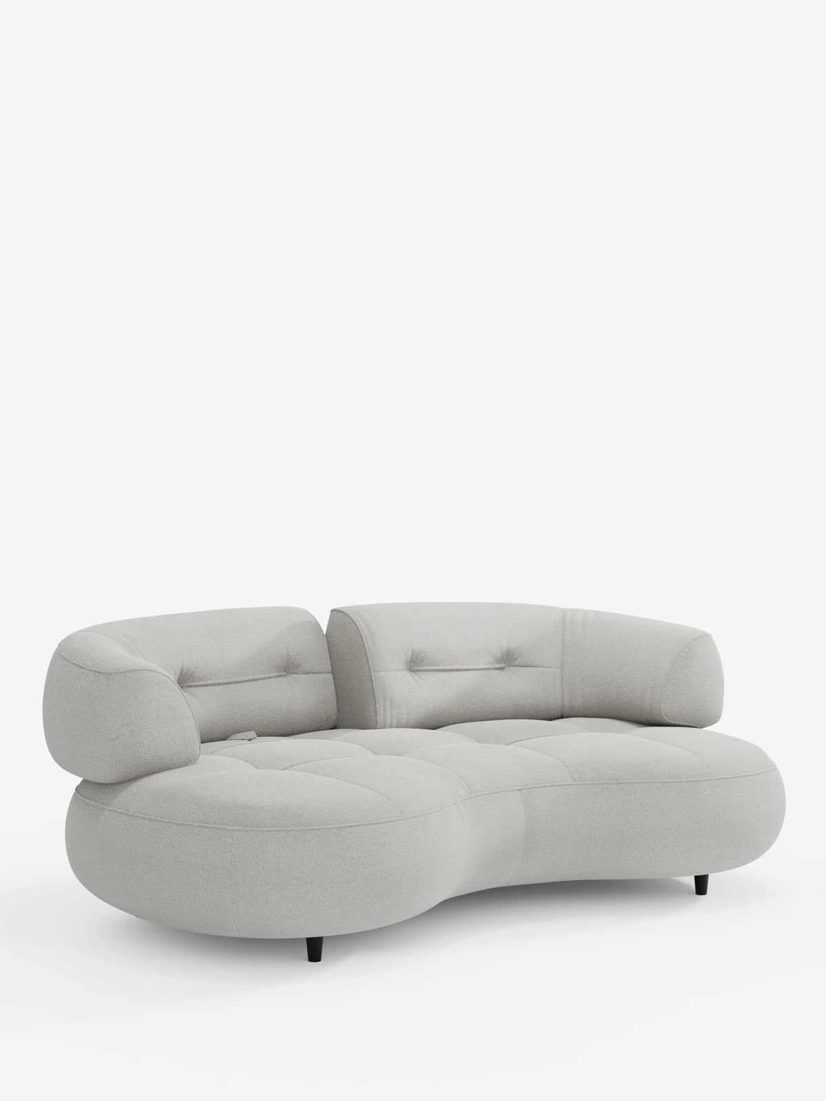 A Croissant, divano curvo a fagiolo a tre posti con schienali regolabili, rivestito in morbido tessuto effetto cotone smacchiabile T33: questo divano a tre posti di colore grigio chiaro, dalla forma a fagiolo, presenta un profilo basso, un rivestimento trapuntato e due schienali regolabili.
