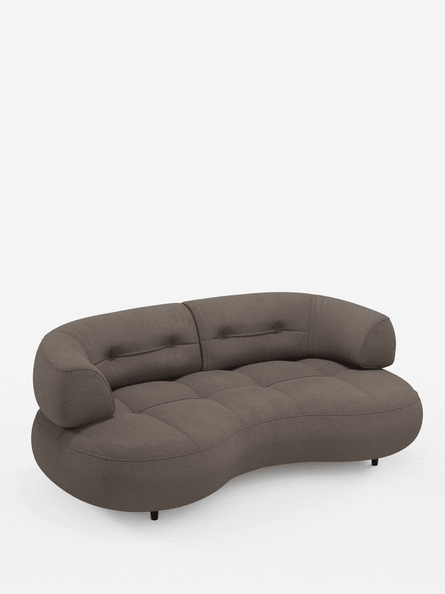 Un divano curvo a fagiolo contemporaneo, modello Croissant, a 3 posti con schienali traslanti, rivestito in morbido tessuto effetto cotone smacchiabile T33 color grigio scuro, caratterizzato da un motivo trapuntato su gambe corte scure su sfondo bianco.