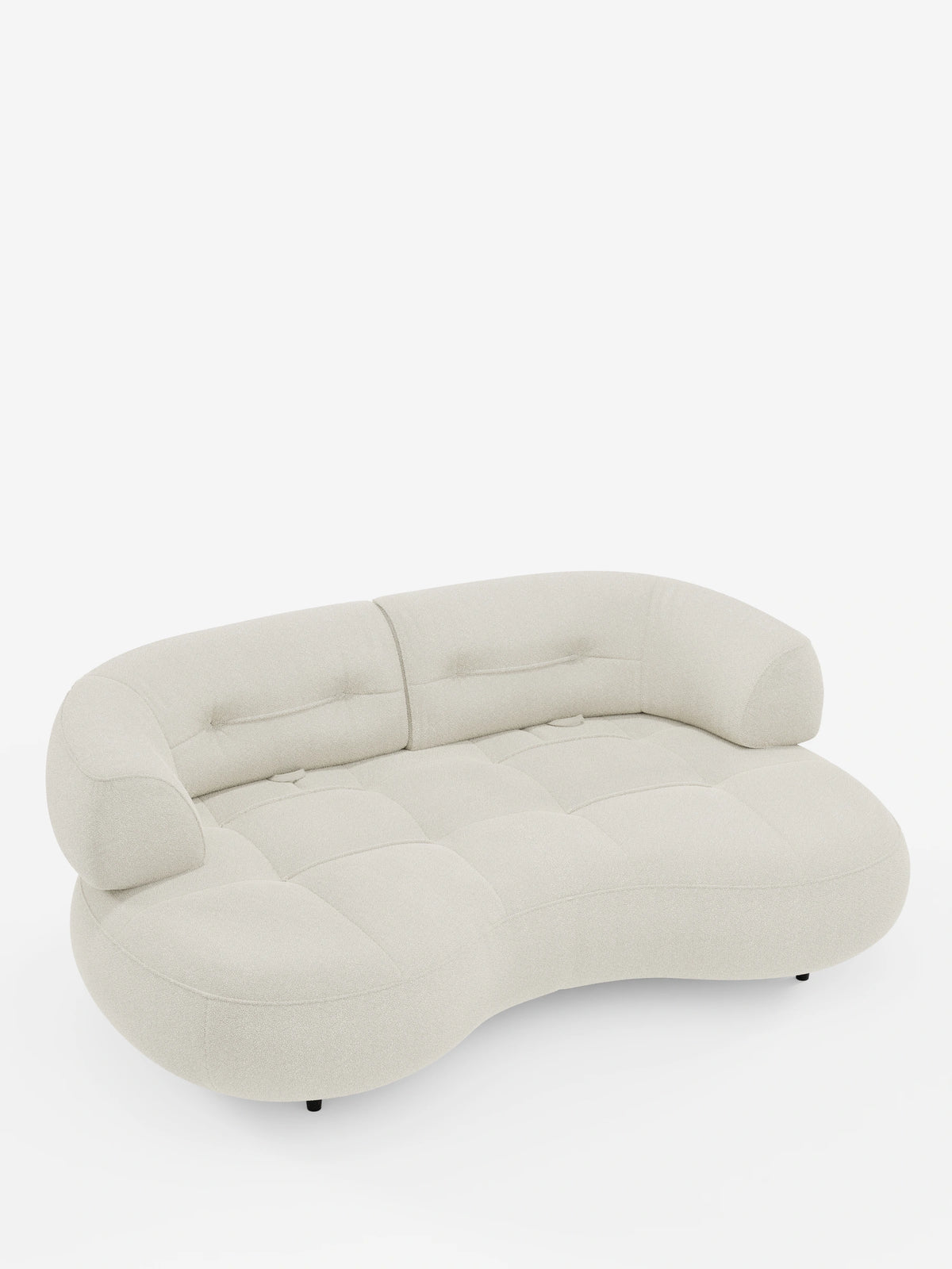 Un divano curvo a fagiolo a 3 posti “Croissant”, di colore beige chiaro e dalla trama ruvida, con schienali traslanti in morbido tessuto effetto cotone smacchiabile T33, caratterizzato da una silhouette curva a forma di fagiolo con dettagli trapuntati sulla seduta e sullo schienale.