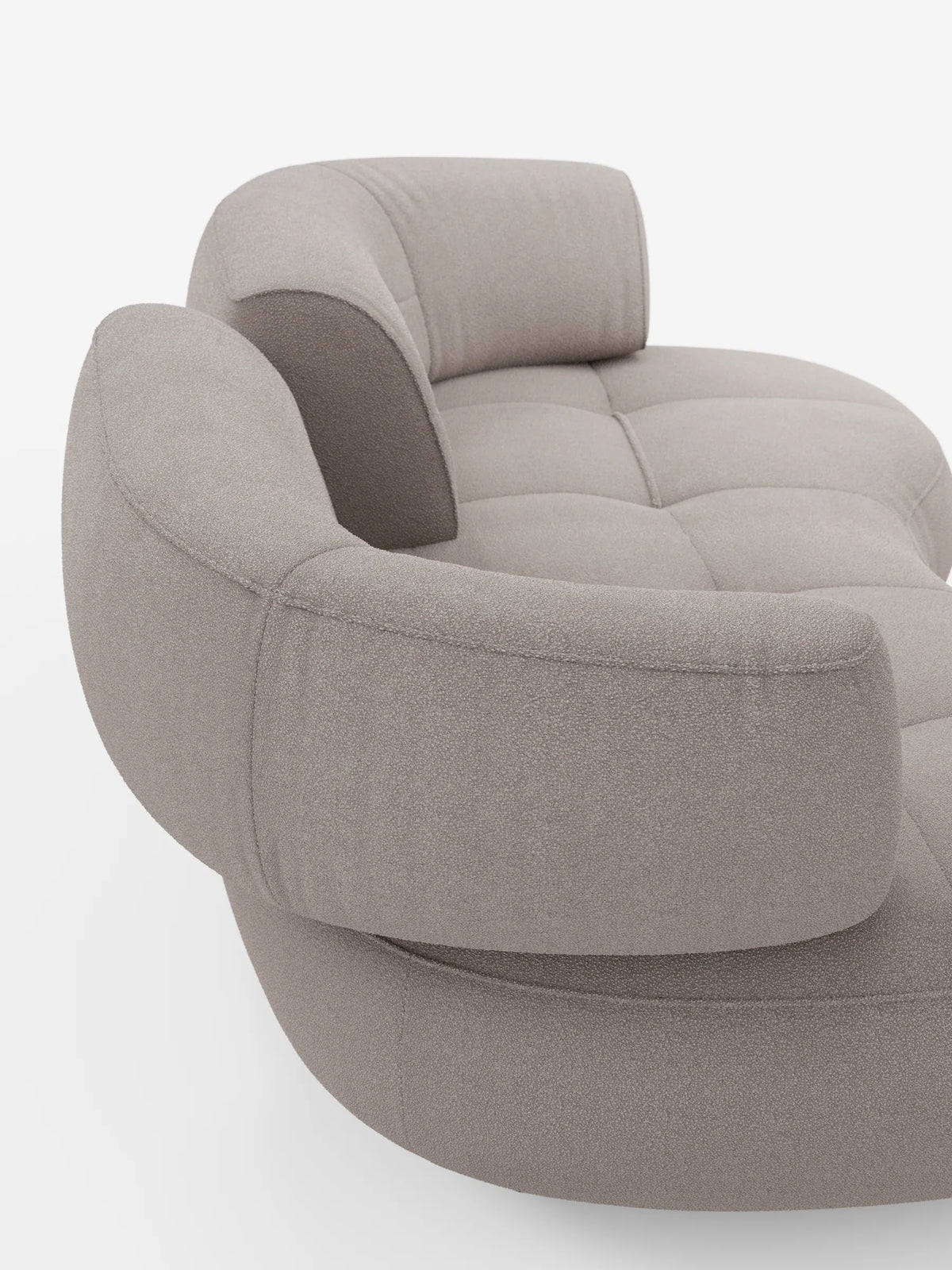 Croissant, divano curvo a forma di fagiolo a 3 posti con schienali scorrevoli, rivestito in morbido tessuto effetto cotone lavabile T33, un divano curvo a 3 posti in tessuto testurizzato color tortora chiaro, dal design a forma di fagiolo, con schienali spessi e arrotondati e cuscini trapuntati.