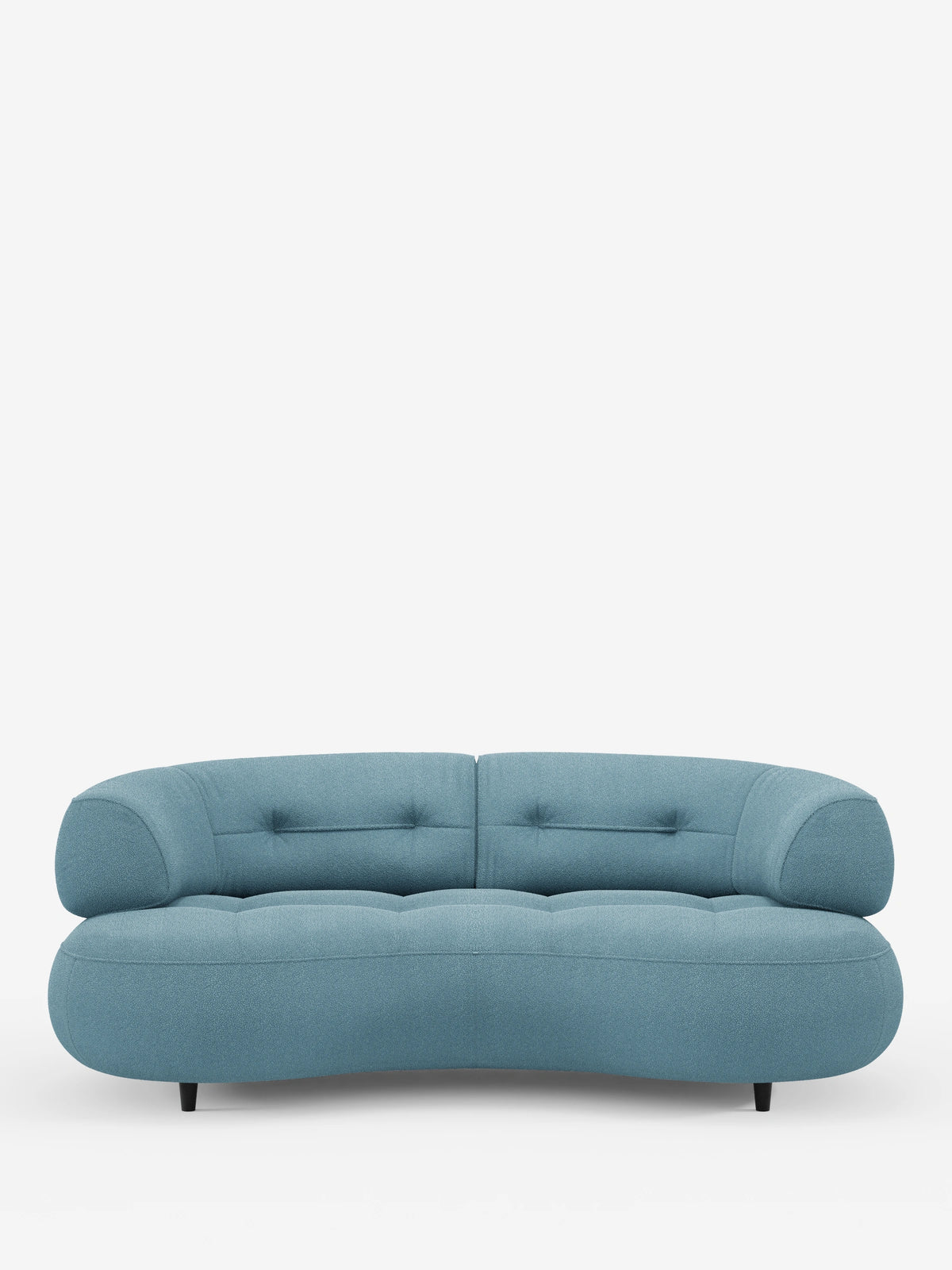 Croissant, divano curvo a forma di fagiolo a 3 posti con schienali scorrevoli, rivestito in morbido tessuto effetto cotone smacchiabile T33, un divano curvo a 3 posti in tessuto blu chiaro testurizzato con silhouette a forma di fagiolo, schienali bassi trapuntati e gambe affusolate scure.