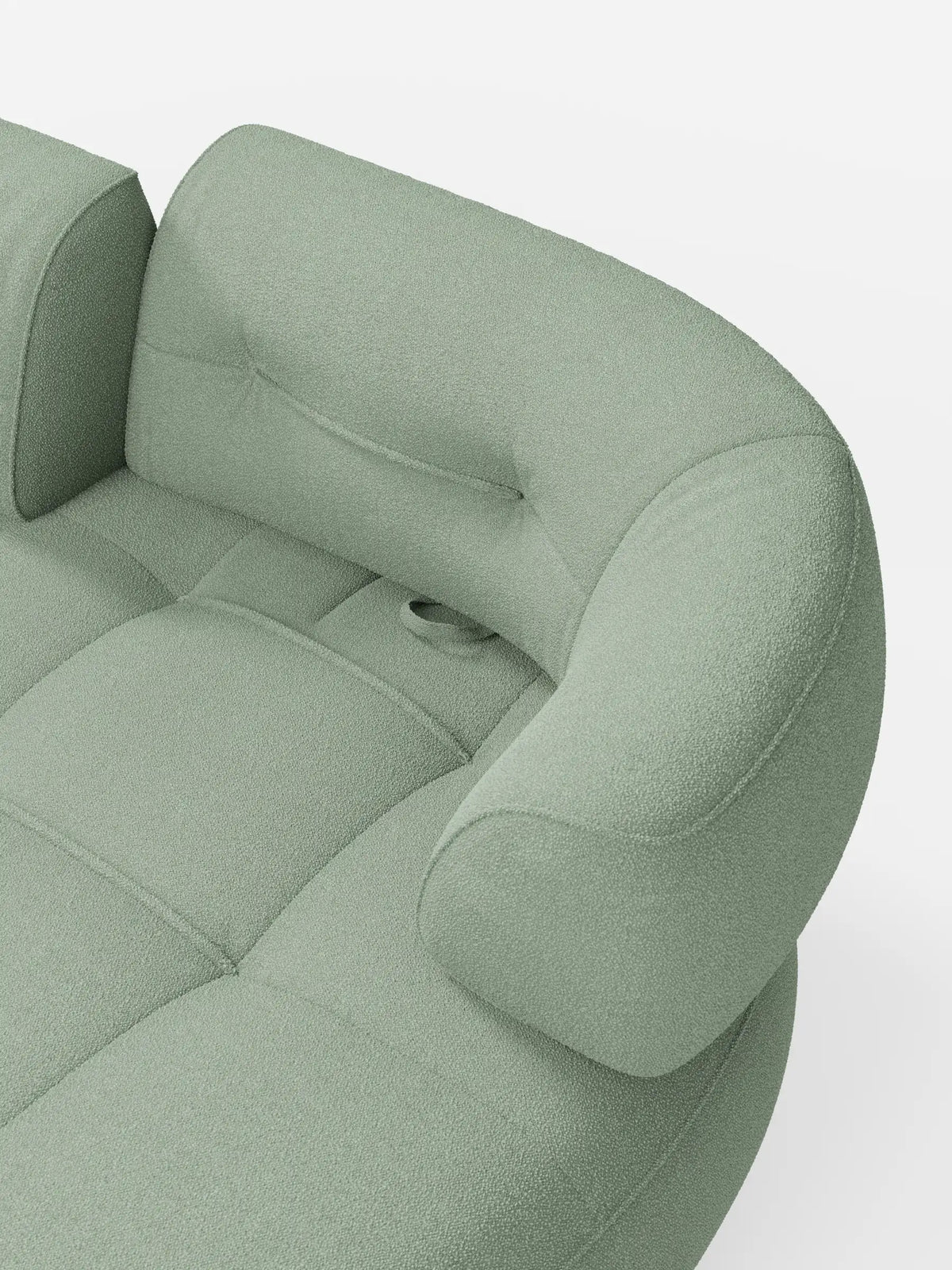 Croissant, un divano curvo a fagiolo a tre posti color verde salvia con schienali traslanti, rivestito in morbido tessuto effetto cotone smacchiabile T33, caratterizzato da un design curvo e strutturato a tre posti con schienale arrotondato, trapuntatura incassata e dettagli circolari.