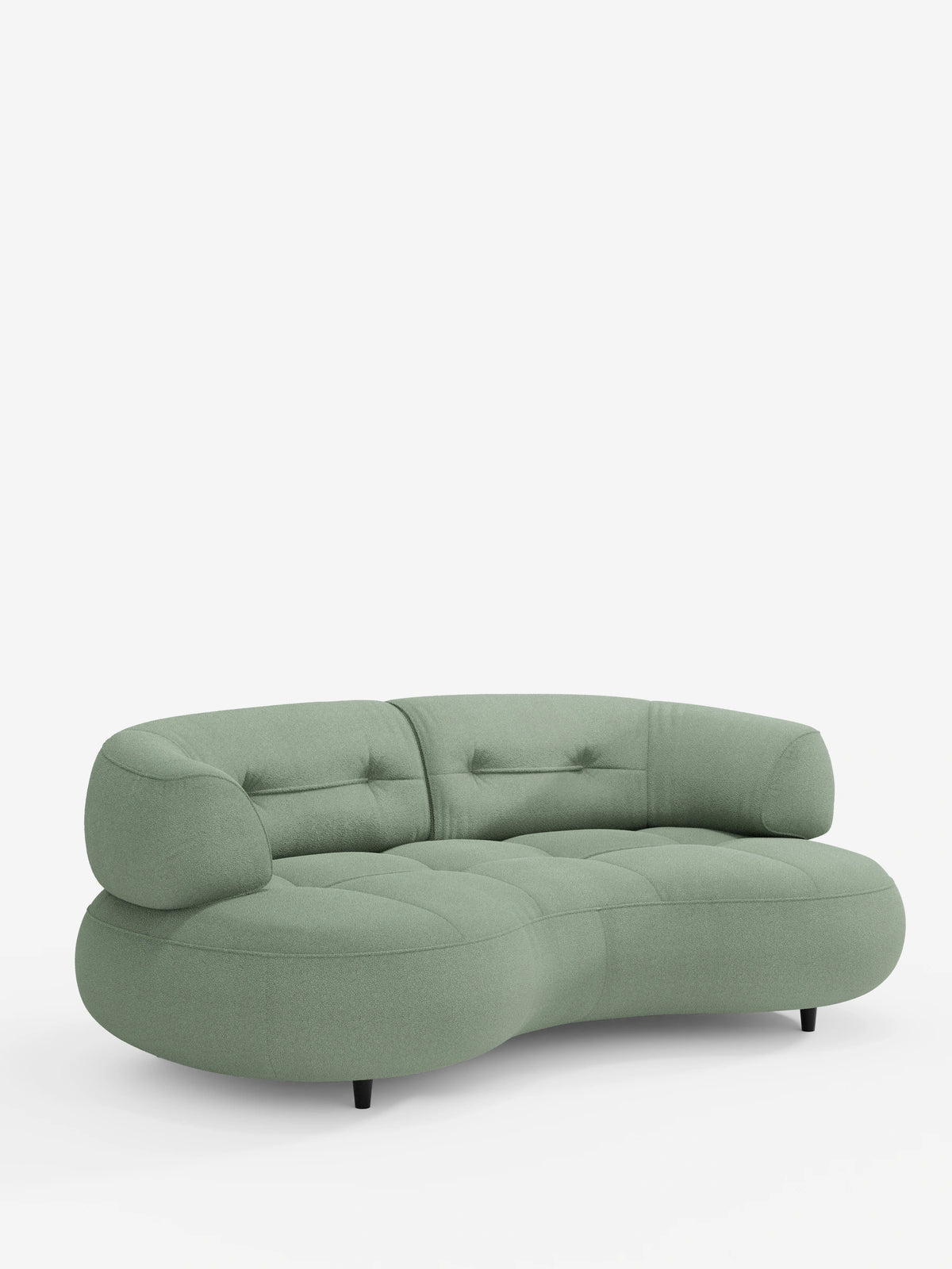 Un divano curvo a fagiolo a 3 posti “Croissant” color verde salvia, con schienali traslanti in morbido tessuto effetto cotone smacchiabile T33, caratterizzato da una silhouette curva a forma di fagiolo, cuscini trapuntati e piedini neri su sfondo bianco.