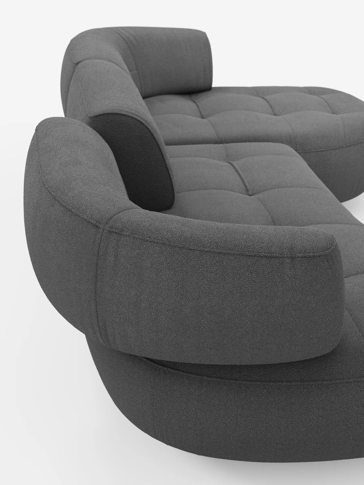 Un divano angolare Croissant grigio scuro dal design a forma di fagiolo e con schienali scorrevoli, rivestito in morbido tessuto effetto cotone smacchiabile T33, caratterizzato da una silhouette a forma di fagiolo con schienali modulari arrotondati e seduta profondamente trapuntata.