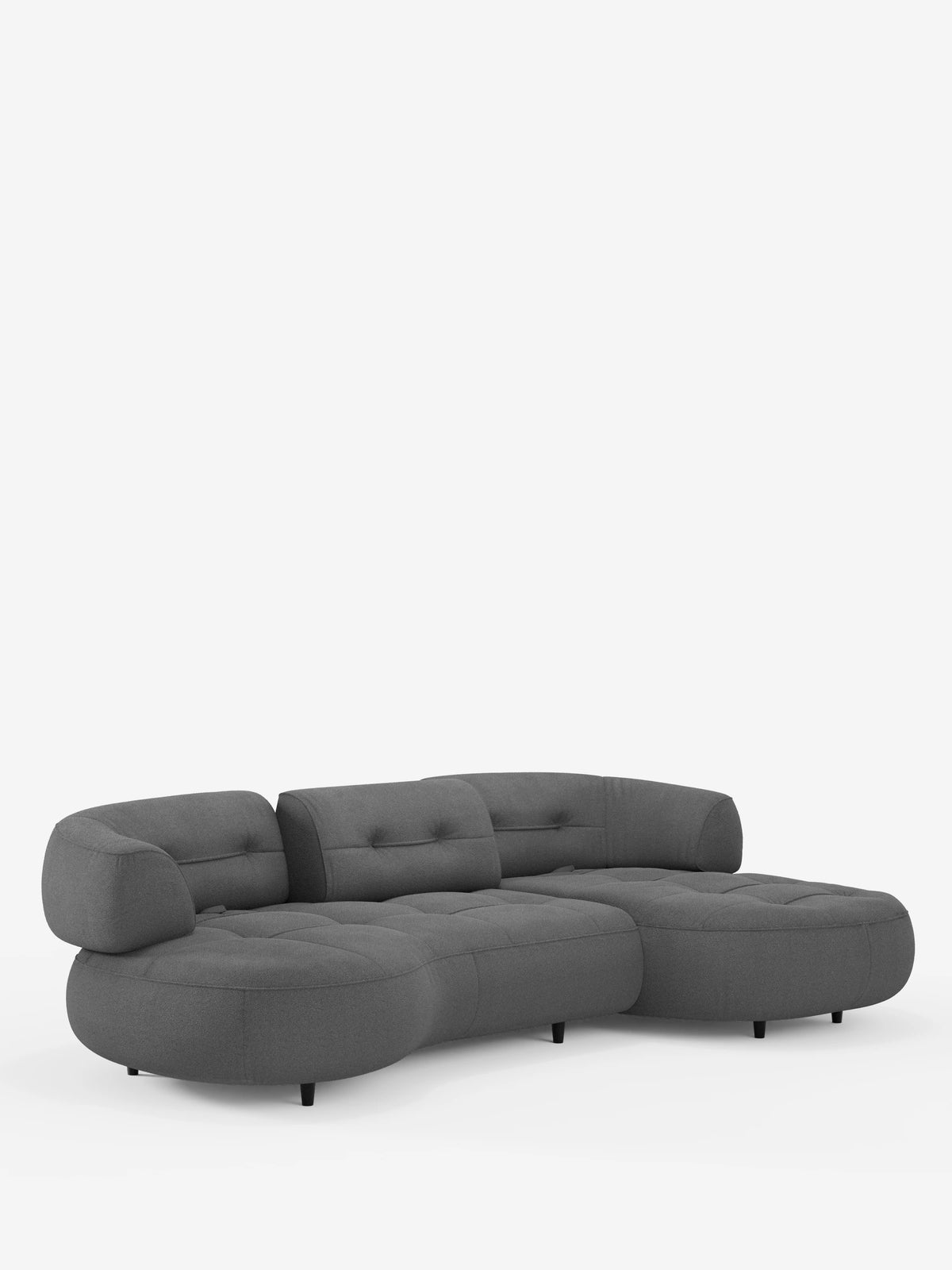 Un divano angolare Croissant grigio a forma di fagiolo, con schienali regolabili in morbido tessuto effetto cotone smacchiabile T33 dalla trama trapuntata, angoli arrotondati, schienali regolabili e gambe basse nere su sfondo bianco.