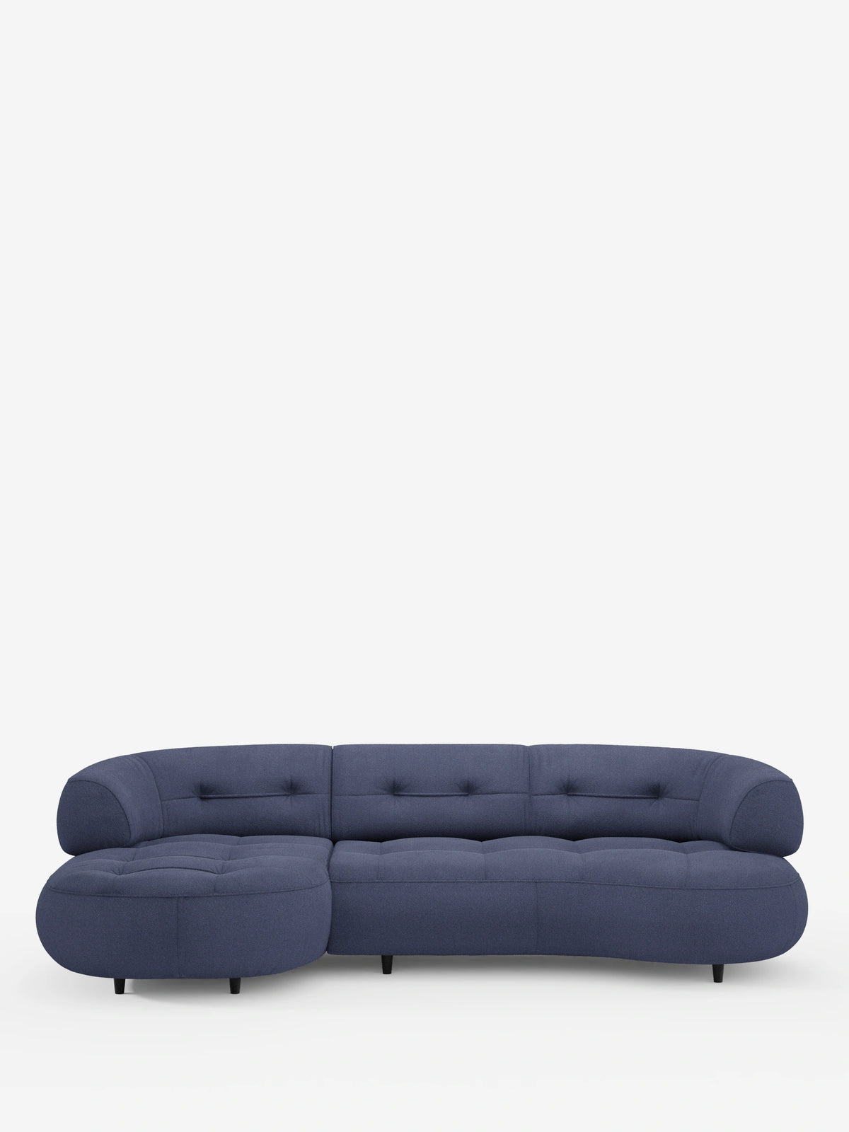 Croissant, divano angolare dal design a forma di fagiolo con schienali scorrevoli in morbido tessuto effetto cotone smacchiabile T33: un divano curvo a forma di fagiolo in tessuto blu scuro testurizzato con schienali trapuntati e una chaise longue arrotondata sul lato sinistro.