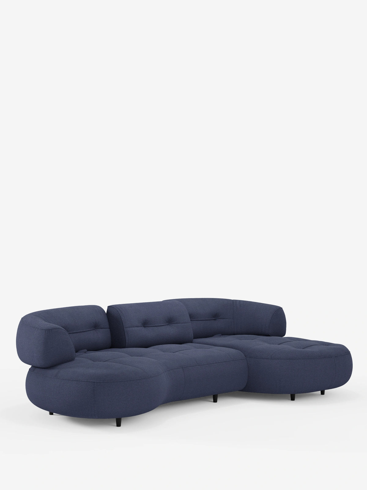 Un divano angolare “Croissant” blu navy, dal design a forma di fagiolo, con schienali scorrevoli in morbido tessuto effetto cotone lavabile, modello T33, dotato di cuscini trapuntati, braccioli bassi e arrotondati e gambe corte e scure.