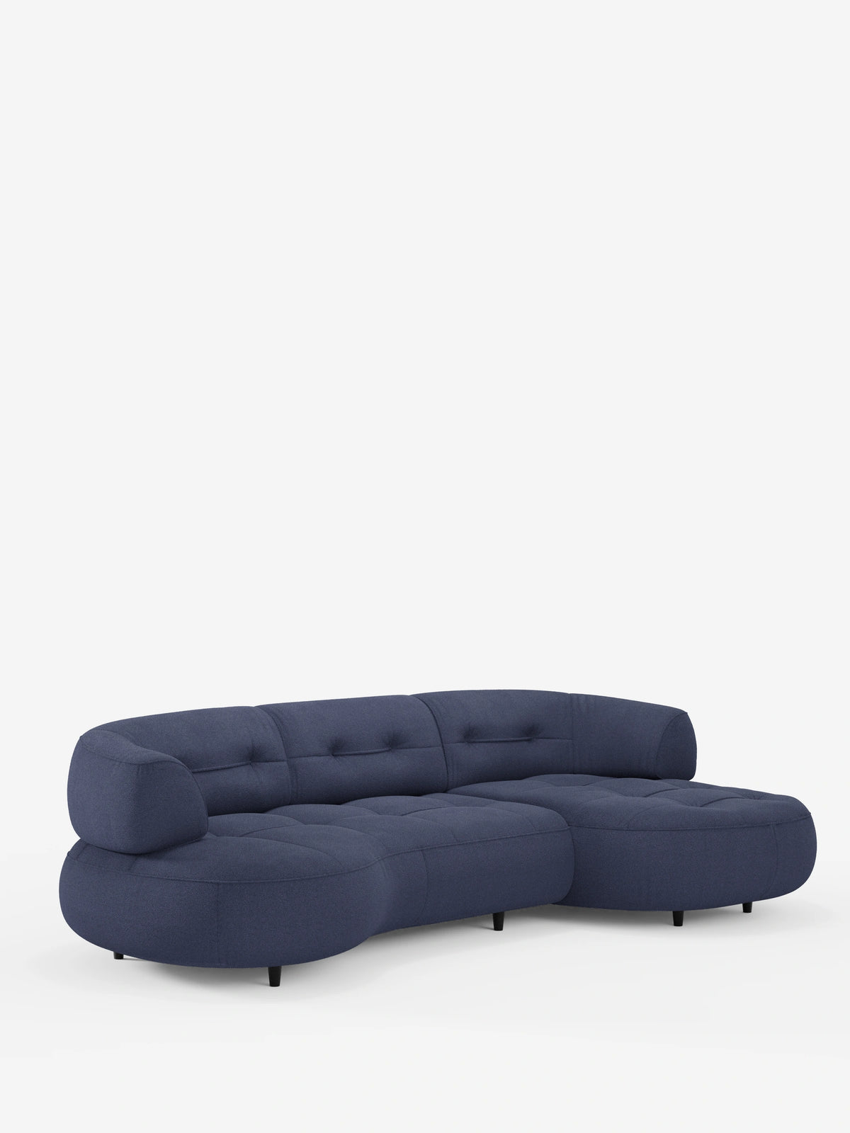 Un divano angolare Croissant blu navy dal design a fagiolo e schienali traslanti in morbido tessuto effetto cotone smacchiabile T33, caratterizzato da una silhouette curva a forma di fagiolo, schienali trapuntati e gambe corte nere su sfondo bianco.