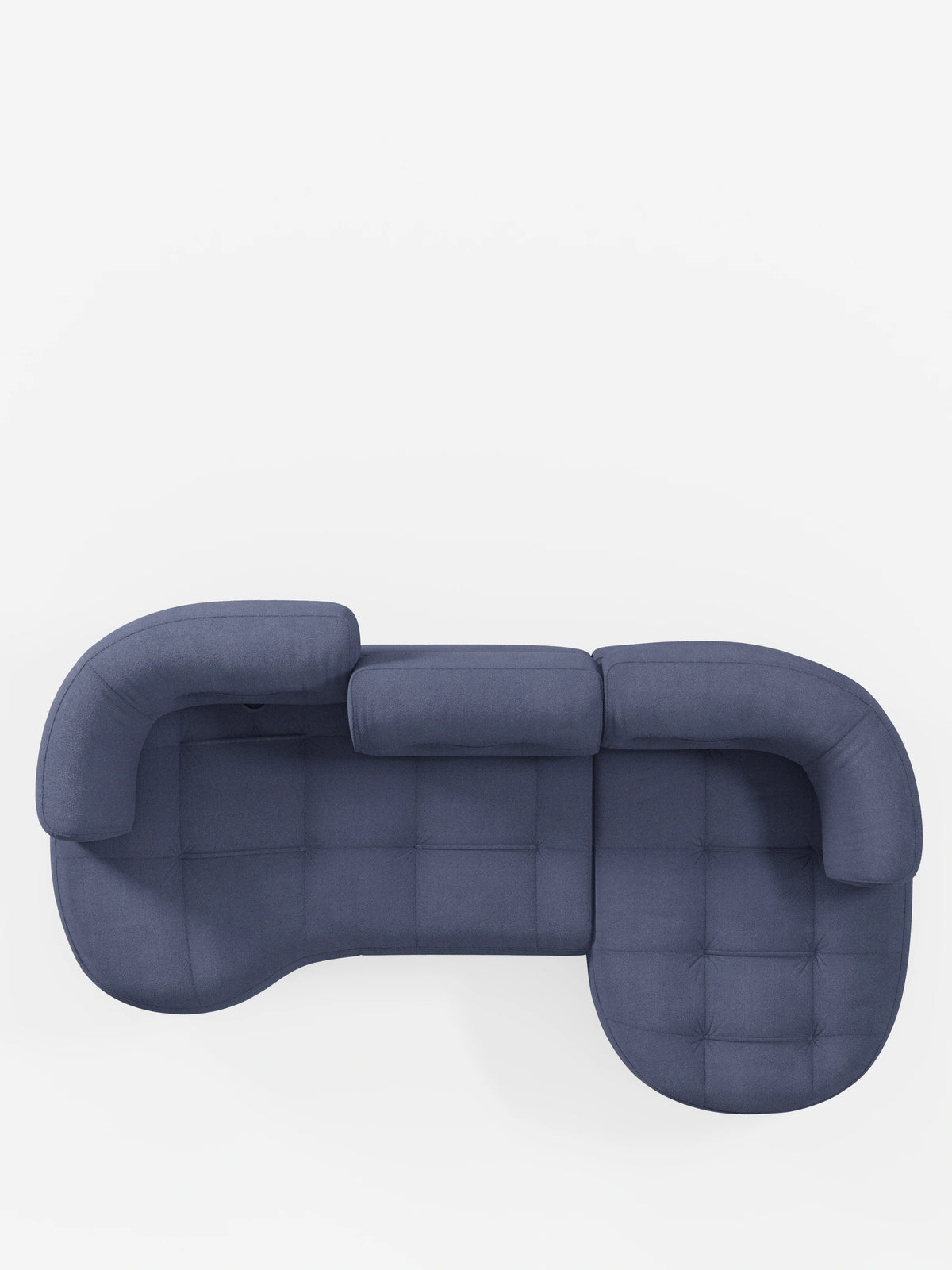 Una vista dall’alto del divano angolare Croissant blu scuro, dal design a fagiolo e con schienali scorrevoli in morbido tessuto effetto cotone smacchiabile T33, caratterizzato da un design organico a forma di fagiolo con un unico schienale mobile su sfondo bianco.