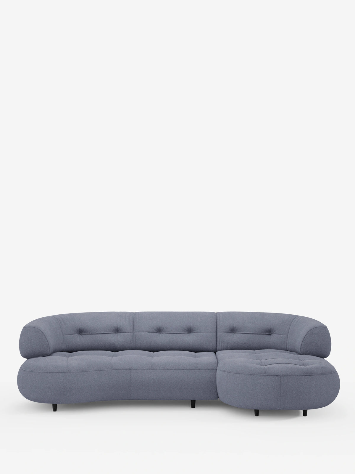 Un divano angolare Croissant azzurro, dal design a forma di fagiolo e con schienali scorrevoli, rivestito in morbido tessuto effetto cotone smacchiabile T33, caratterizzato da un design curvo, dal profilo basso e a forma di fagiolo, con cuscini trapuntati, braccioli arrotondati e gambe nere.