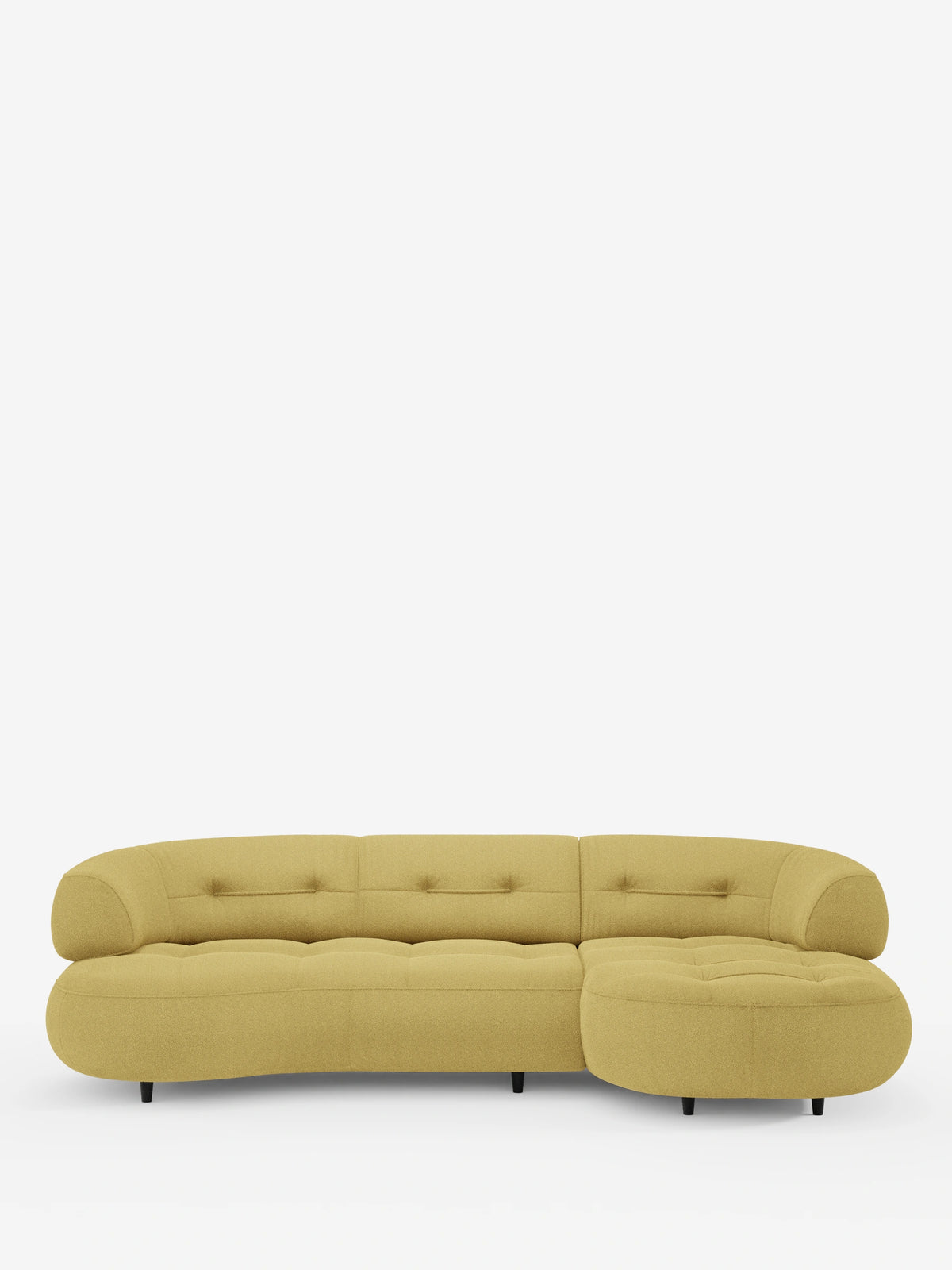 Croissant, divano angolare dal design a forma di fagiolo con schienali scorrevoli in morbido tessuto effetto cotone smacchiabile T33, caratterizzato da una forma curva e testurizzata color senape, con uno schienale basso trapuntato su piccoli piedini neri su sfondo bianco.