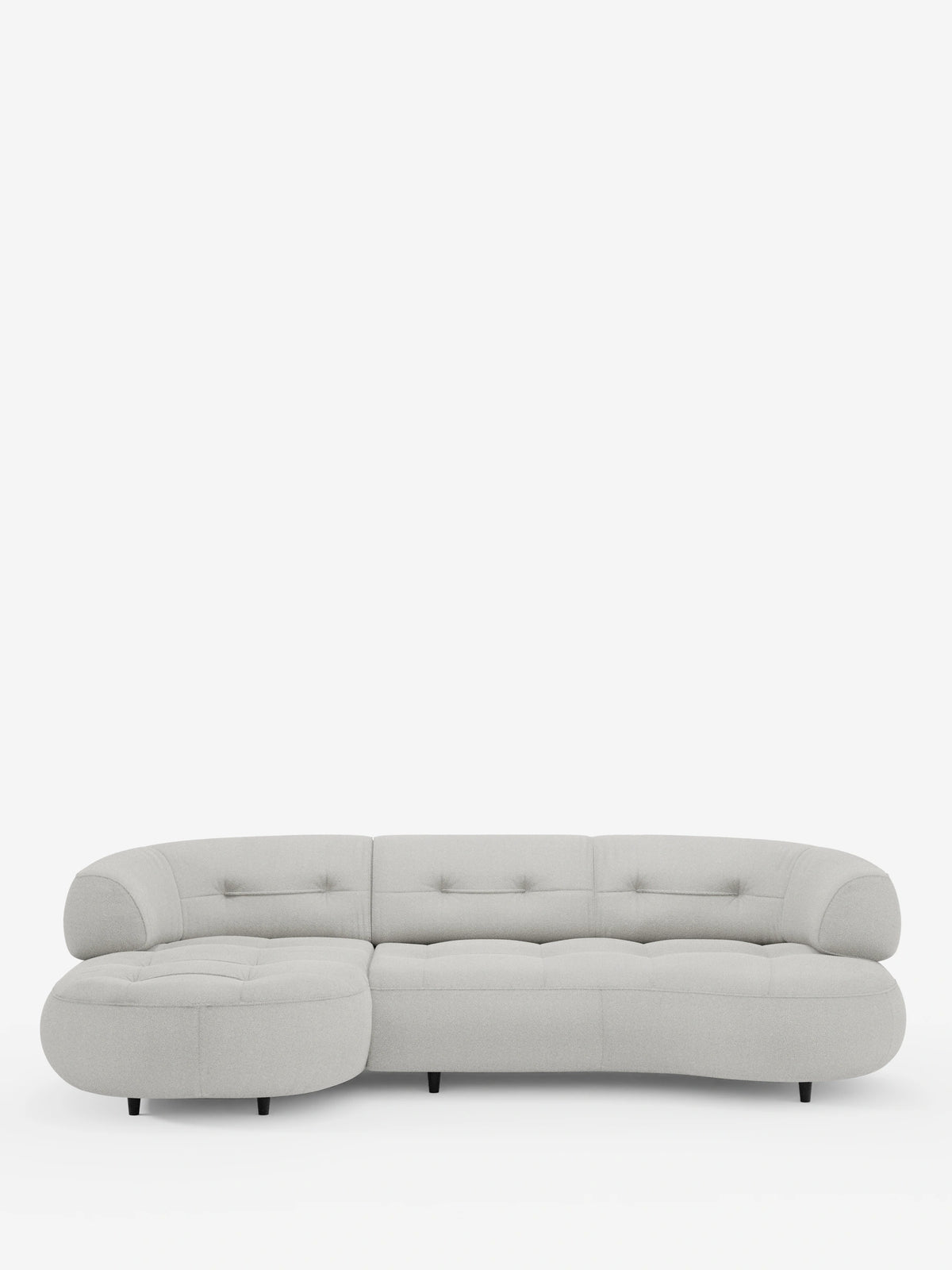 Un divano angolare “Croissant” di colore grigio chiaro, dal design a forma di fagiolo e con schienali scorrevoli in morbido tessuto effetto cotone lavabile, modello T33: divano componibile con seduta trapuntata, braccioli arrotondati e piccole gambe nere su sfondo bianco.