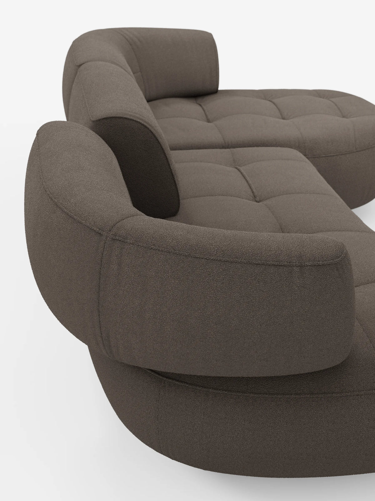 Croissant, divano angolare dal design a forma di fagiolo con schienali scorrevoli in morbido tessuto effetto cotone smacchiabile T33: un divano componibile curvo color taupe scuro con seduta trapuntata e schienali arrotondati su sfondo bianco.