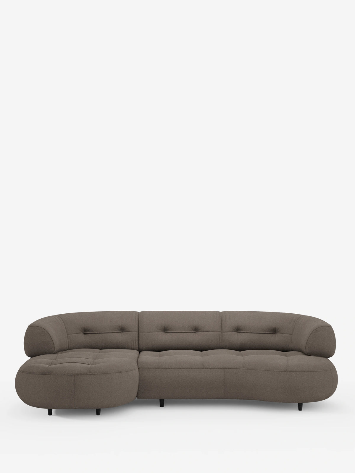 Un divano angolare Croissant color taupe, dalla forma a fagiolo e con schienali scorrevoli, rivestito in morbido tessuto effetto cotone smacchiabile T33, con seduta trapuntata, bordi arrotondati e piedini neri corti, spiccata su uno sfondo bianco a tinta unita.