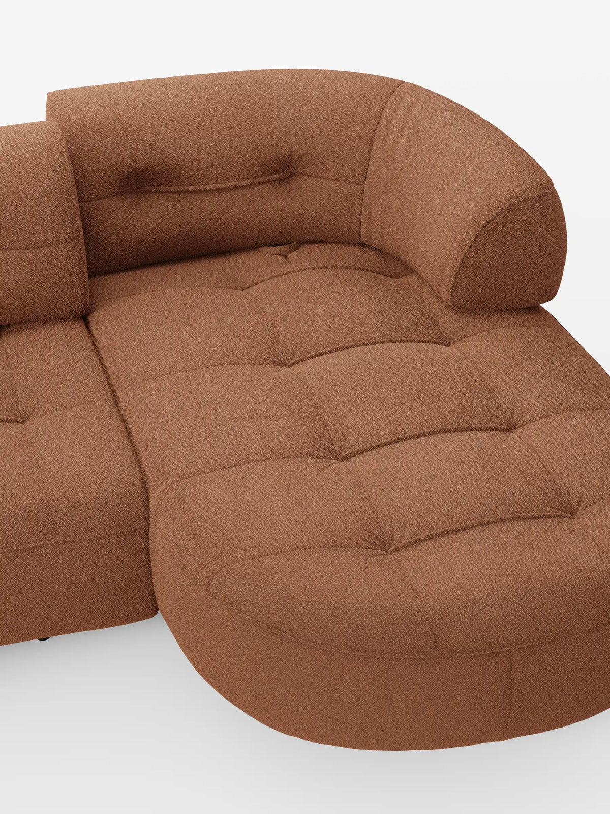 Un divano angolare Croissant dalla forma ricurva a fagiolo, con schienali scorrevoli in morbido tessuto effetto cotone smacchiabile T33 color terracotta, caratterizzato da seduta e schienale trapuntati su uno sfondo chiaro e a tinta unita.