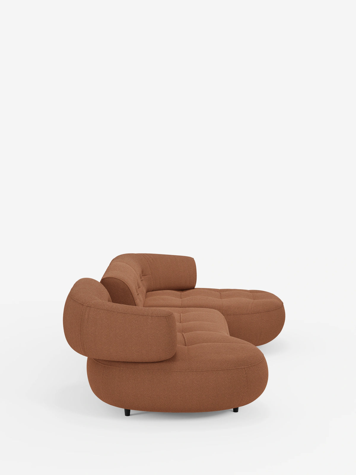 Croissant, divano angolare dal design a forma di fagiolo con schienali scorrevoli in morbido tessuto effetto cotone smacchiabile T33: un divano moderno dalla forma a fagiolo, rivestito in tessuto dalla trama calda e dai toni marroni, con seduta ribassata e trapuntata e due schienali curvi e scorrevoli.