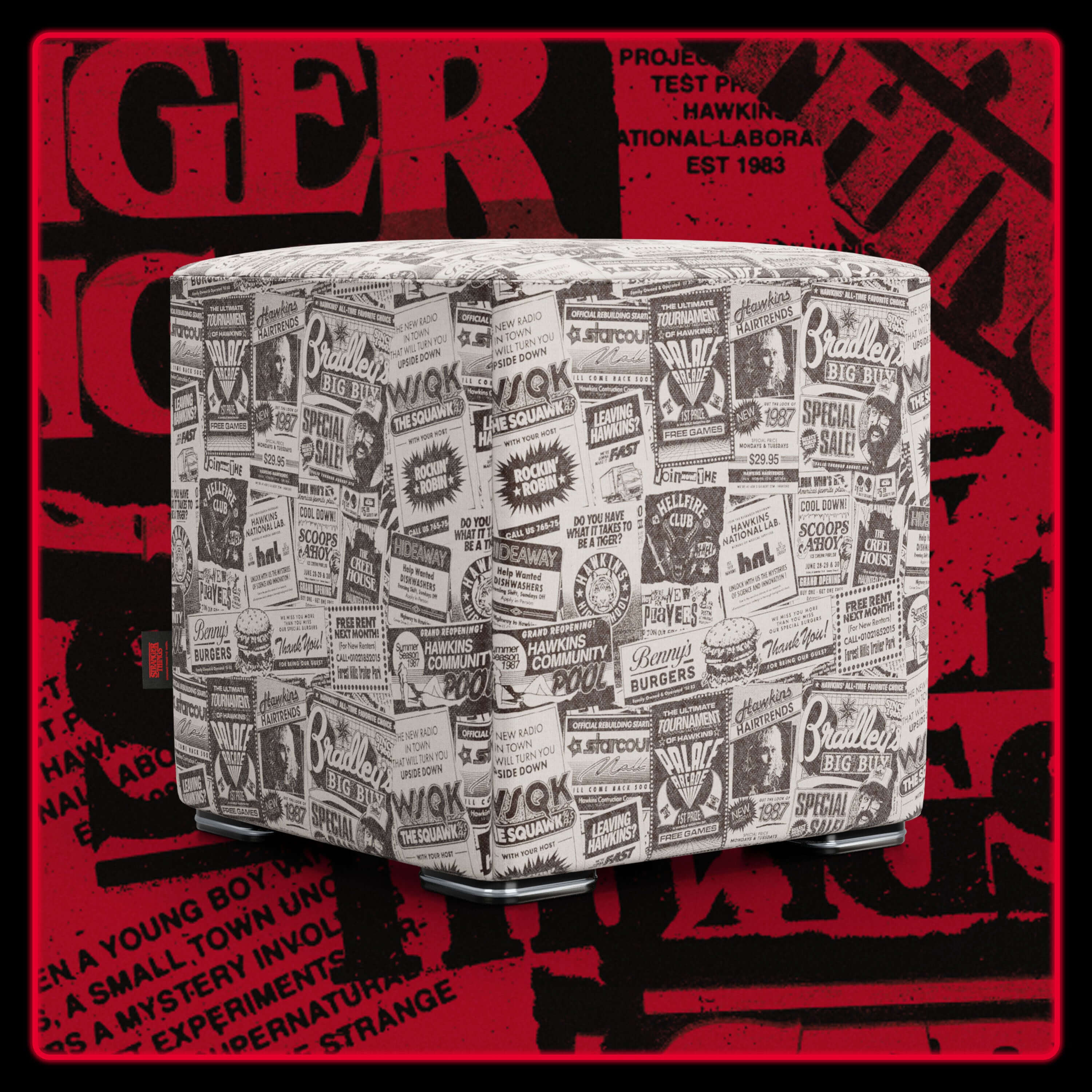 Il pouf Cube Hawkins Post Stranger Things - Limited Edition Netflix di Divani.Store è caratterizzato dalla stampa di un giornale vintage, che lo rende un pezzo forte per gli interni moderni con il suo design grafico rosso e nero.