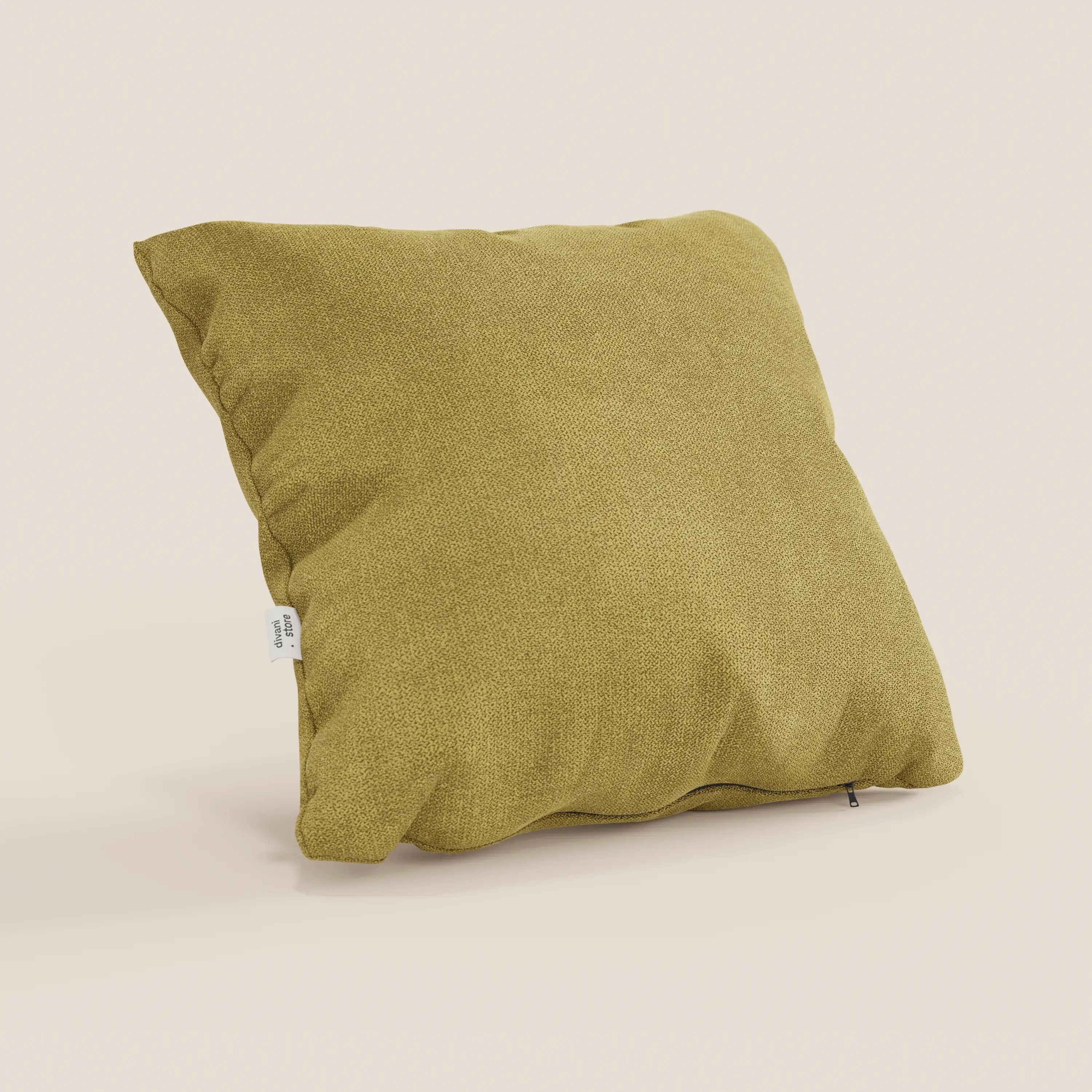 Il cuscino Destiny di Divani.Store, presentato nel colore T02 giallo, è un cuscino quadrato di 45x45 cm realizzato in morbido tessuto impermeabile. Su sfondo beige, presenta una piccola etichetta bianca e una cerniera inferiore parzialmente visibile per il rivestimento sfoderabile.