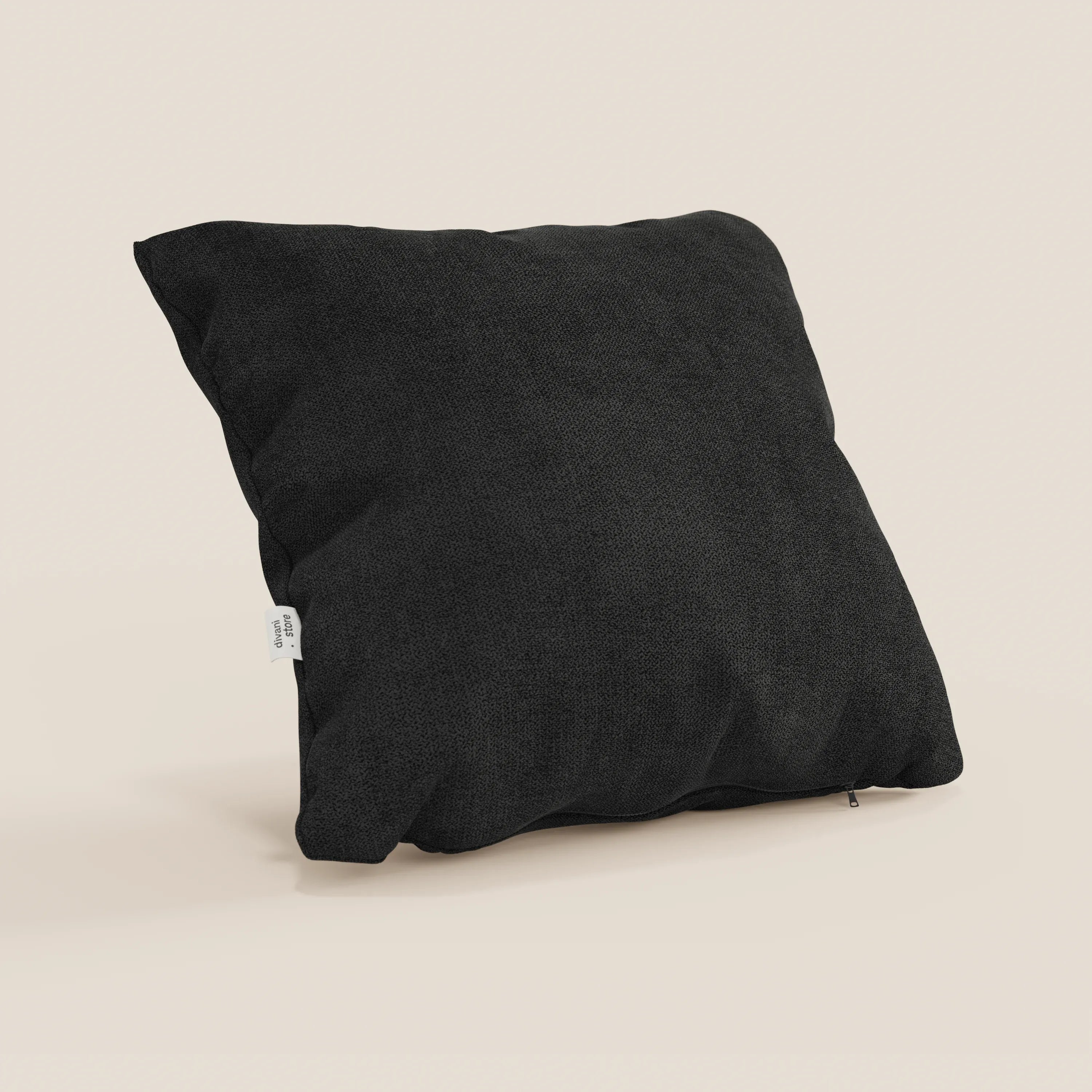 Il cuscino Destiny 45x45 cm di Divani.Store, in nero T02 impermeabile, è caratterizzato da una copertina morbida e strutturata con una piccola etichetta bianca a sinistra e una cerniera visibile in basso a destra, in posizione verticale su uno sfondo beige chiaro.
