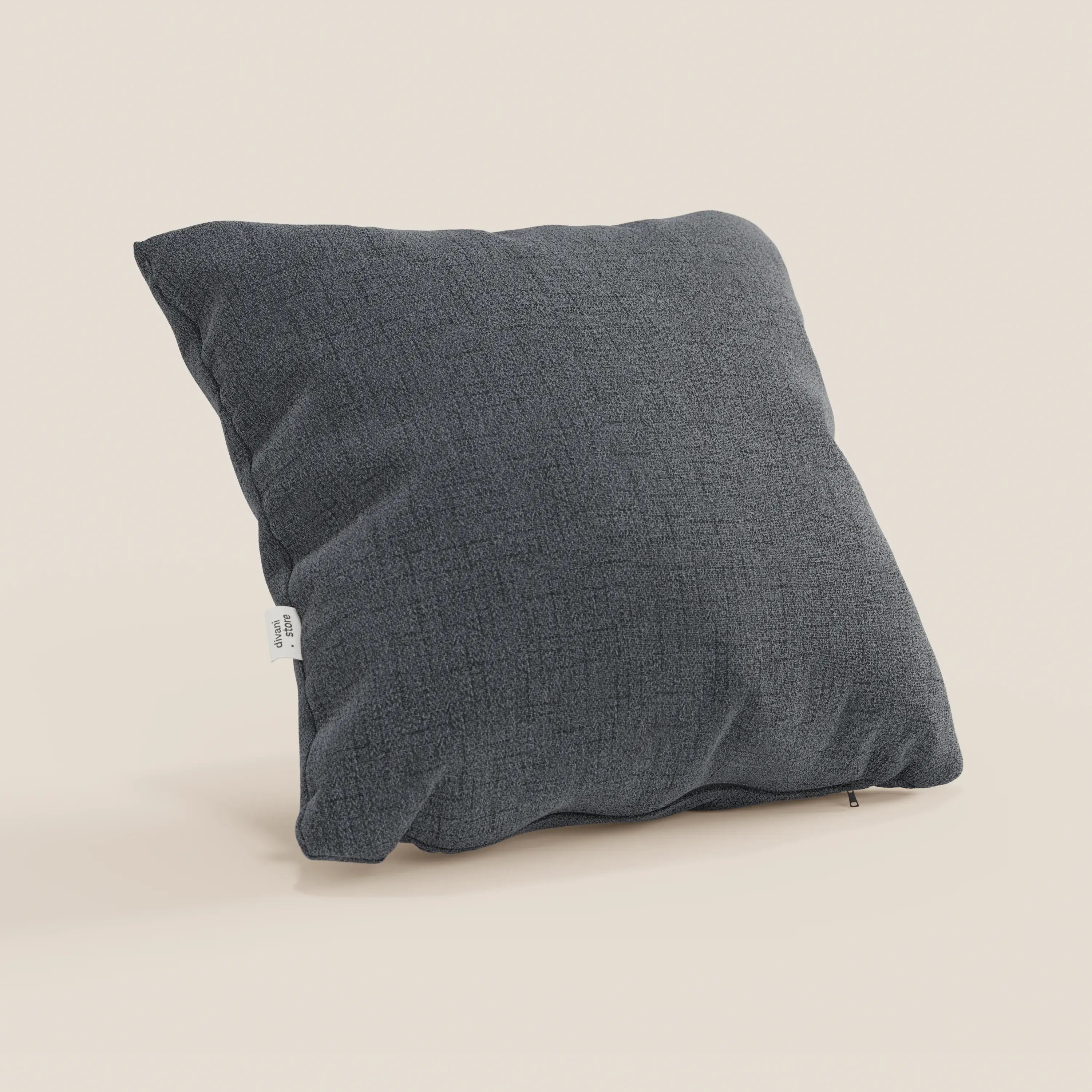 Il cuscino Felis di Divani.Store in T03 grigio è caratterizzato da un morbido tessuto idrorepellente grigio scuro, cuciture sottili, targhetta bianca e angoli arrotondati, su sfondo beige chiaro. Disponibile in vari colori per un tocco di stile in più.