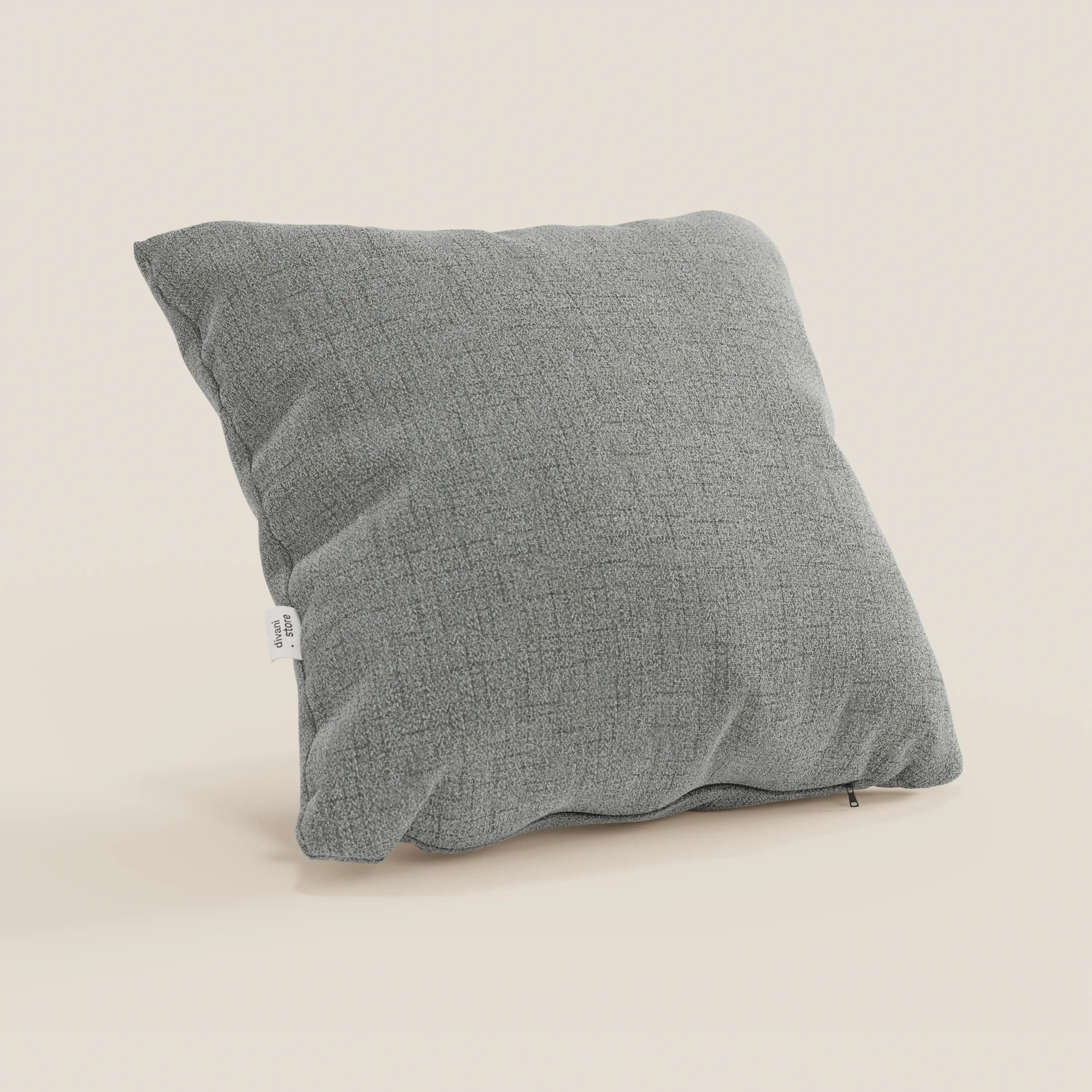 Il cuscino Felis di Divani.Store, in tessuto impermeabile morbido T03 grigio chiaro, ha forma quadrata, superficie strutturata, discreta cerniera anteriore, piccola etichetta bianca sulla cucitura ed è lavabile in lavatrice. Morbido e confortevole.