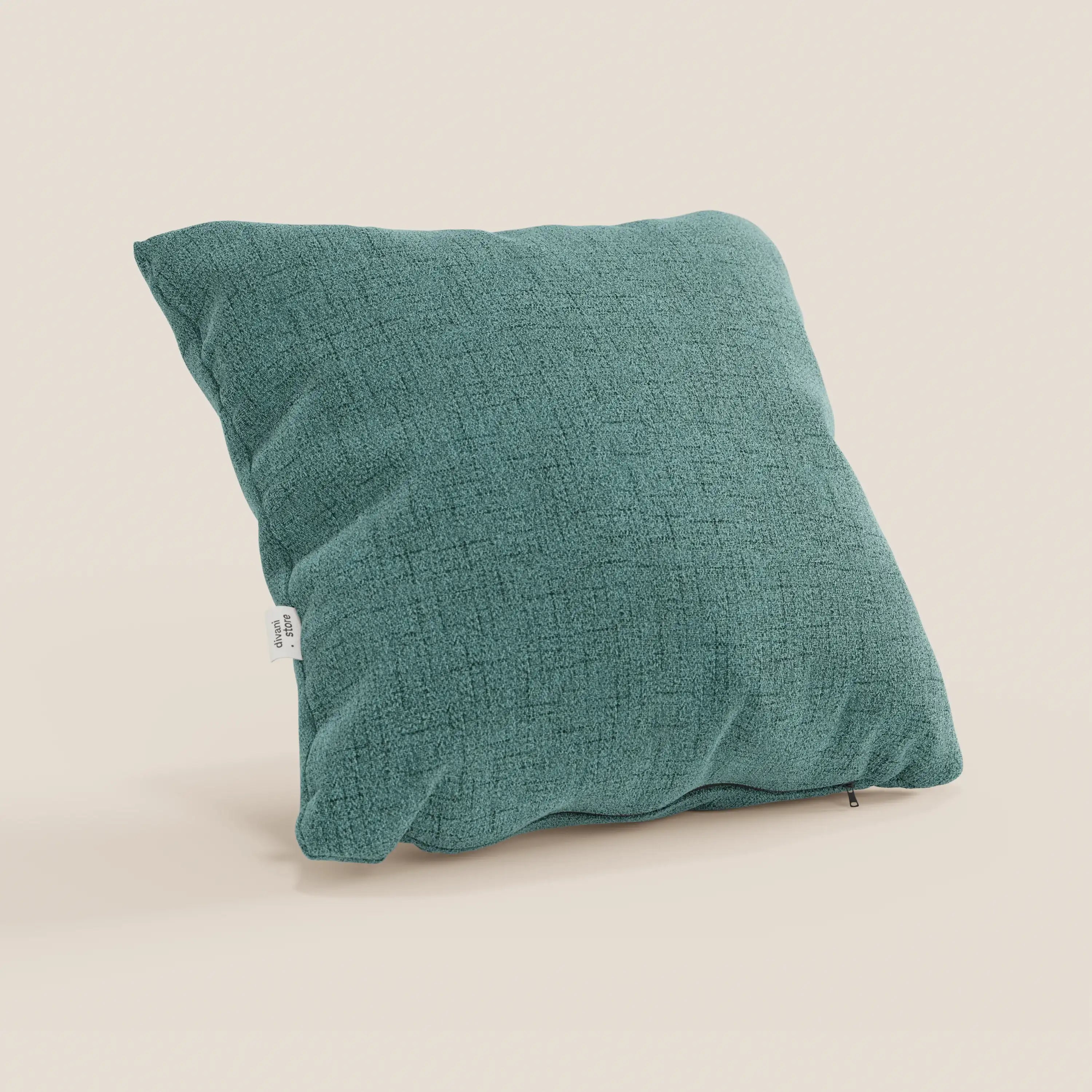 Il cuscino Felis di Divani.Store, 45x45 cm in verde acqua (T03 verde acqua), è caratterizzato da un morbido tessuto idrorepellente, da una sottile cerniera sul bordo inferiore e da una piccola etichetta bianca su una cucitura; esposto in posizione obliqua su sfondo beige.
