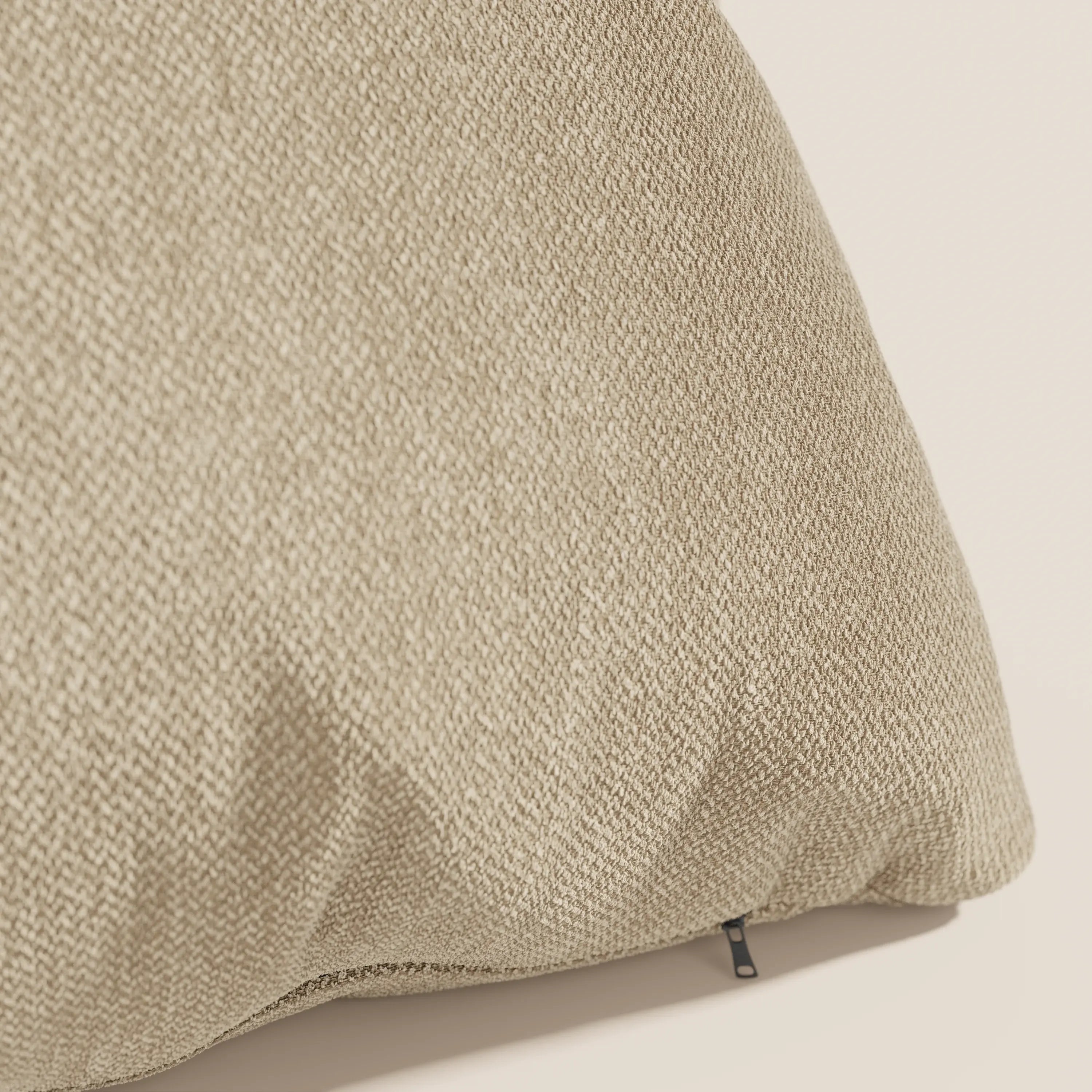Primo piano del cuscino Sogno di Divani.Store in tessuto cammello SMACCHIABILE T05, con sottile trama a spina di pesce e cerniera nera. Perfetto come cuscino d'arredo per divani; sfoderabile e disponibile in vari colori.