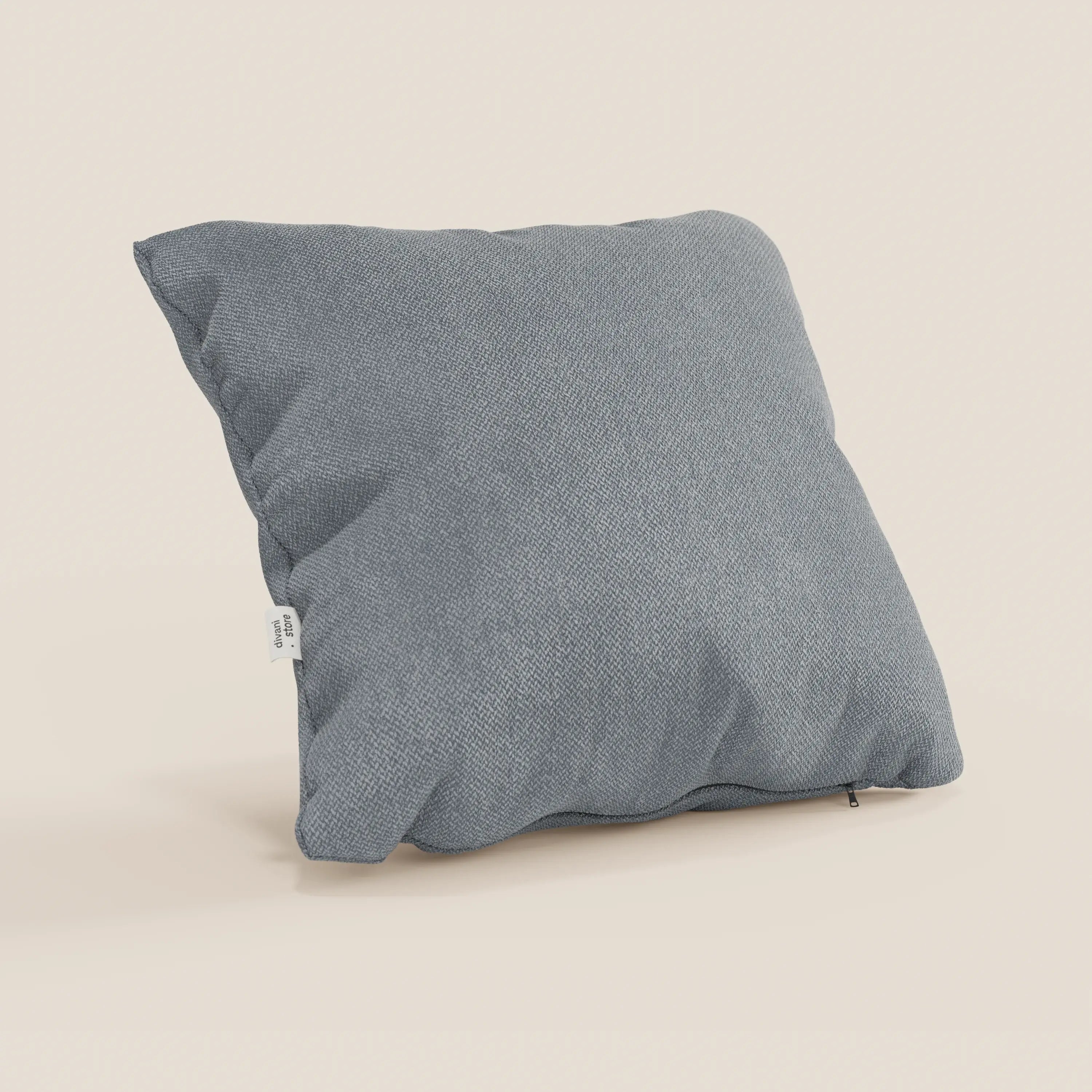 Il cuscino Sogno di Divani.Store, in morbido tessuto smacchiabile T05 carta da zucchero, è perfetto come cuscino elegante per divano. Presenta un'etichetta bianca laterale e una zip visibile sul bordo inferiore.