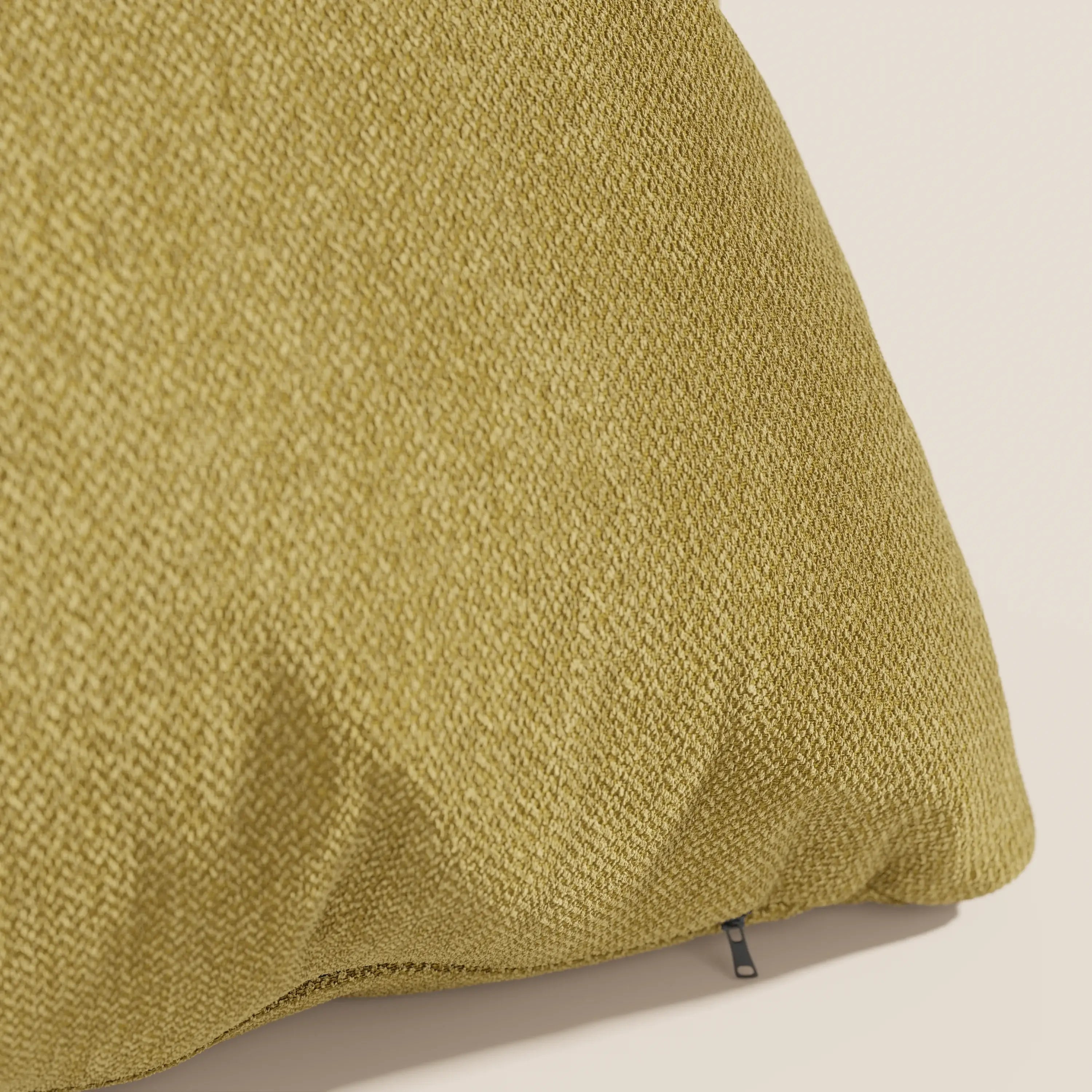 Un primo piano dei cuscini Sogno di Divani.Store, in morbido tessuto giallo SMACCHIABILE T05 con cerniera a vista e trama strutturata, su uno sfondo chiaro, perfetto per aggiungere eleganza a qualsiasi spazio.