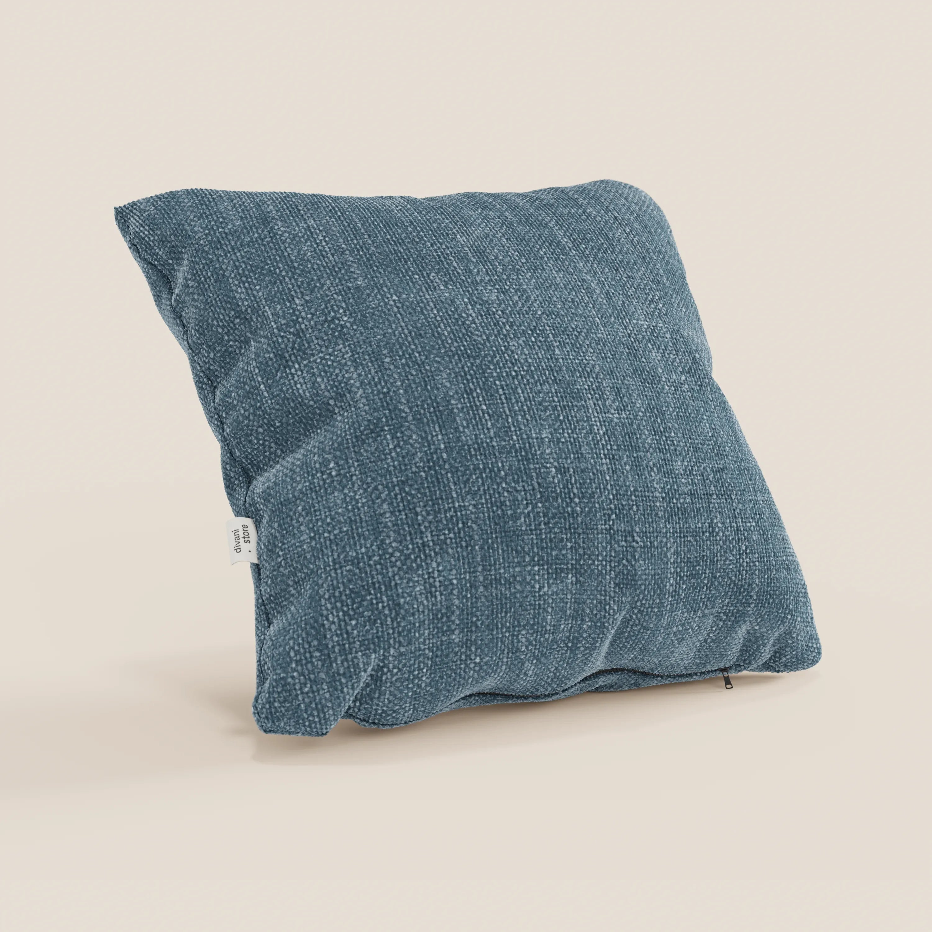 Il cuscino Lyon di Divani.Store, 45x45 cm in T06 azzurro, è caratterizzato da un tessuto morbido intrecciato impermeabile, da una texture sottile, da una piccola etichetta laterale bianca e da una cerniera sul fondo, in posizione verticale su uno sfondo beige chiaro.