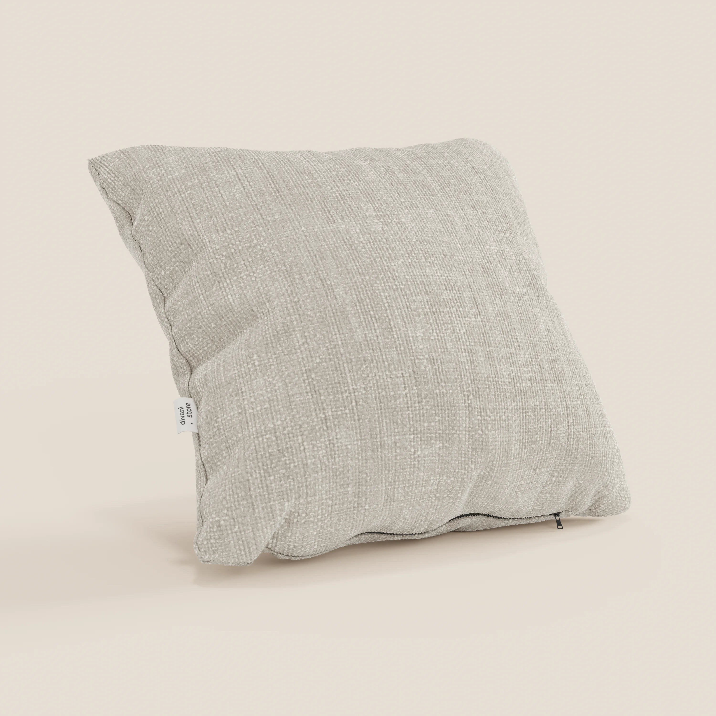 Il cuscino Lyon di Divani.Store, 45x45 cm in T06 panna, ha una forma quadrata, un tessuto impermeabile grigio chiaro testurizzato, una piccola etichetta bianca sulla cucitura sinistra e una cerniera a vista nell'angolo in basso a destra.