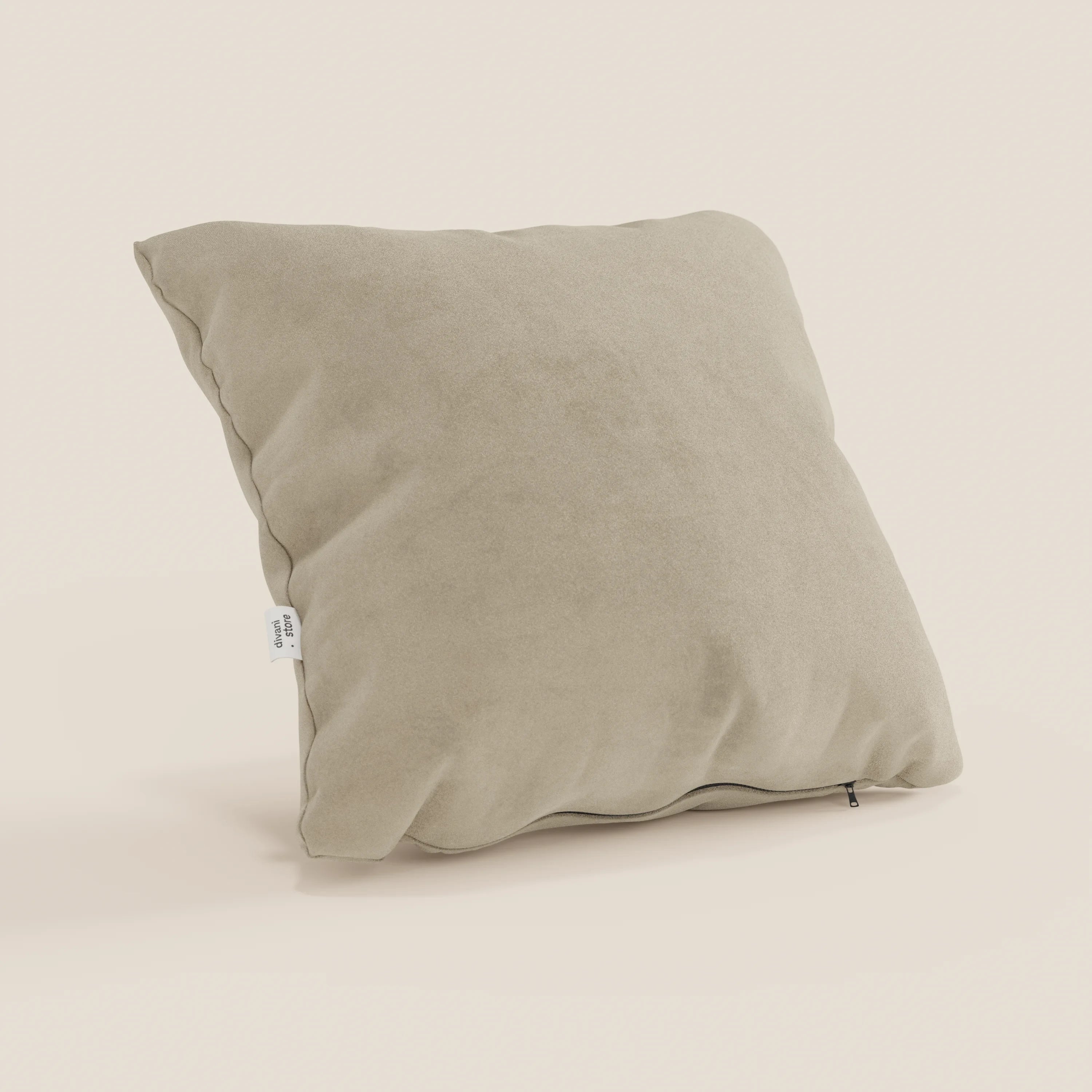 Il cuscino Jazz di Divani.Store in T11 beige (45x45 cm) si erge su uno sfondo bianco sporco. Realizzato in microfibra tecnica smacchiabile, ha una finitura morbida, pieghe sottili, un'etichetta laterale bianca e una cerniera sul fondo.
