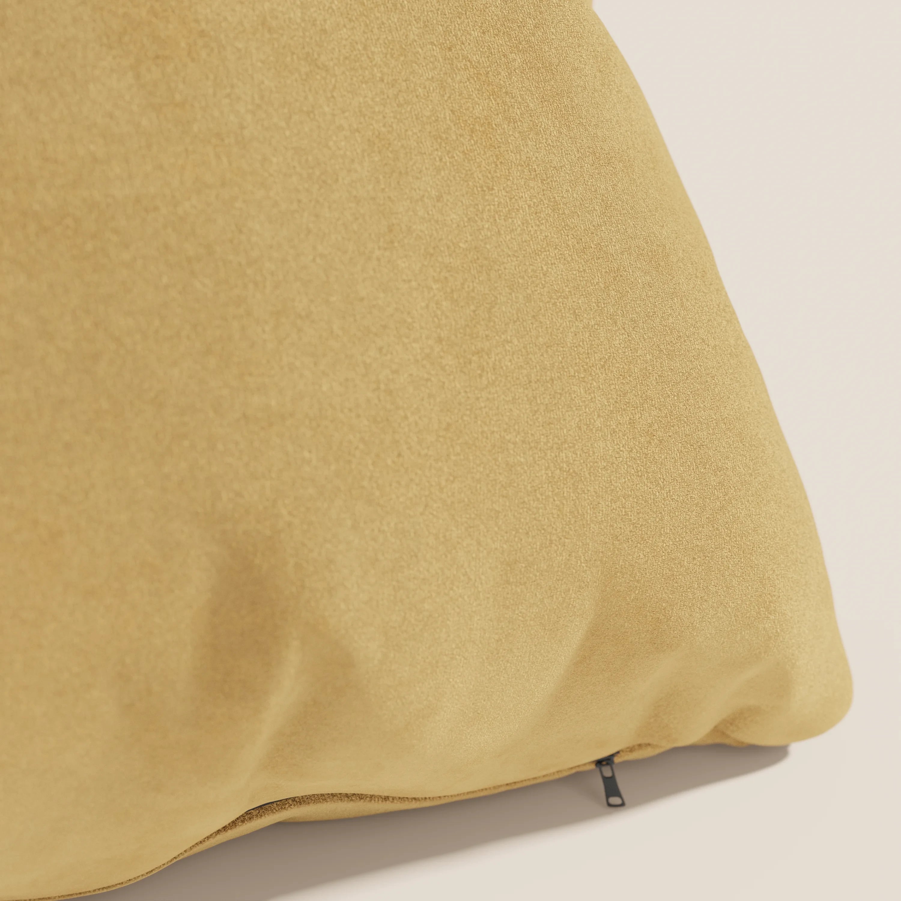Un primo piano del cuscino Jazz di Divani.Store, presentato in smacchiabile T11 giallo microfibra tecnica con una piccola cerniera nera. La sua texture morbida risalta su uno sfondo neutro, aggiungendo eleganza a qualsiasi arredamento.