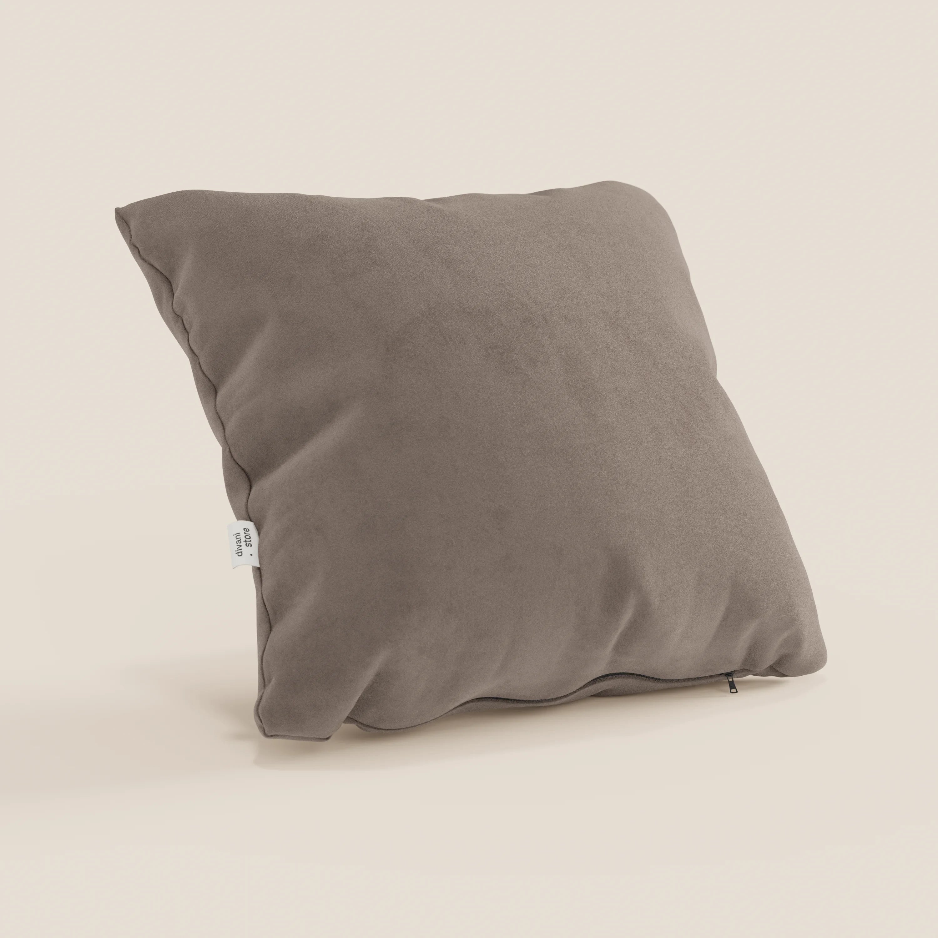 Il cuscino Jazz 45x45 cm in T11 marrone di Divani.Store, realizzato in microfibra tecnica antimacchia, è squadrato con una morbida finitura scamosciata, caratterizzato da una piccola etichetta bianca e da una discreta cerniera lungo il bordo inferiore.