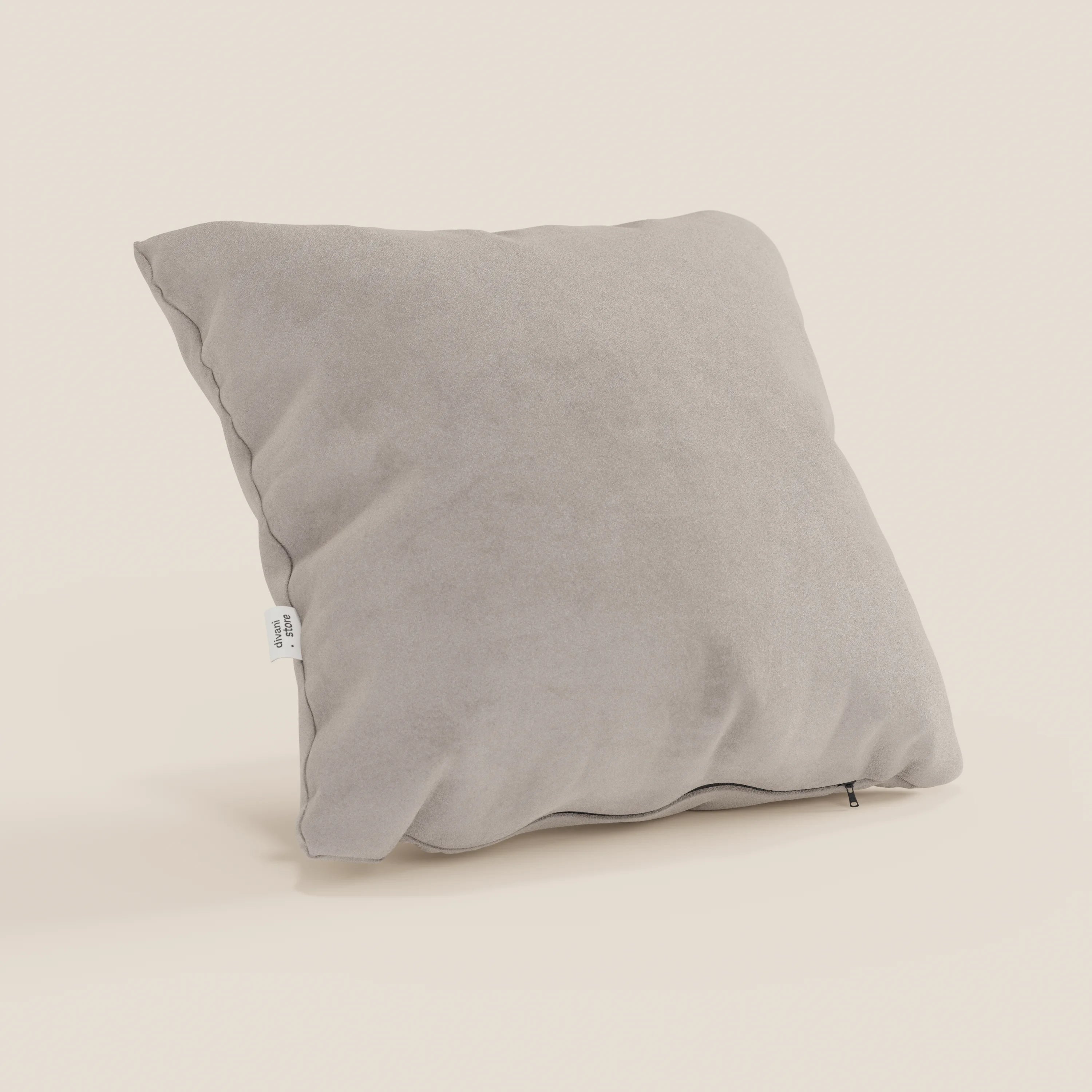 Il cuscino Jazz di Divani.Store, 45x45 in microfibra antimacchia T11 tortora, è presentato con un morbido rivestimento effetto alcantara, angoli rientranti, targhetta in tessuto bianco e cerniera inferiore a vista su sfondo beige.