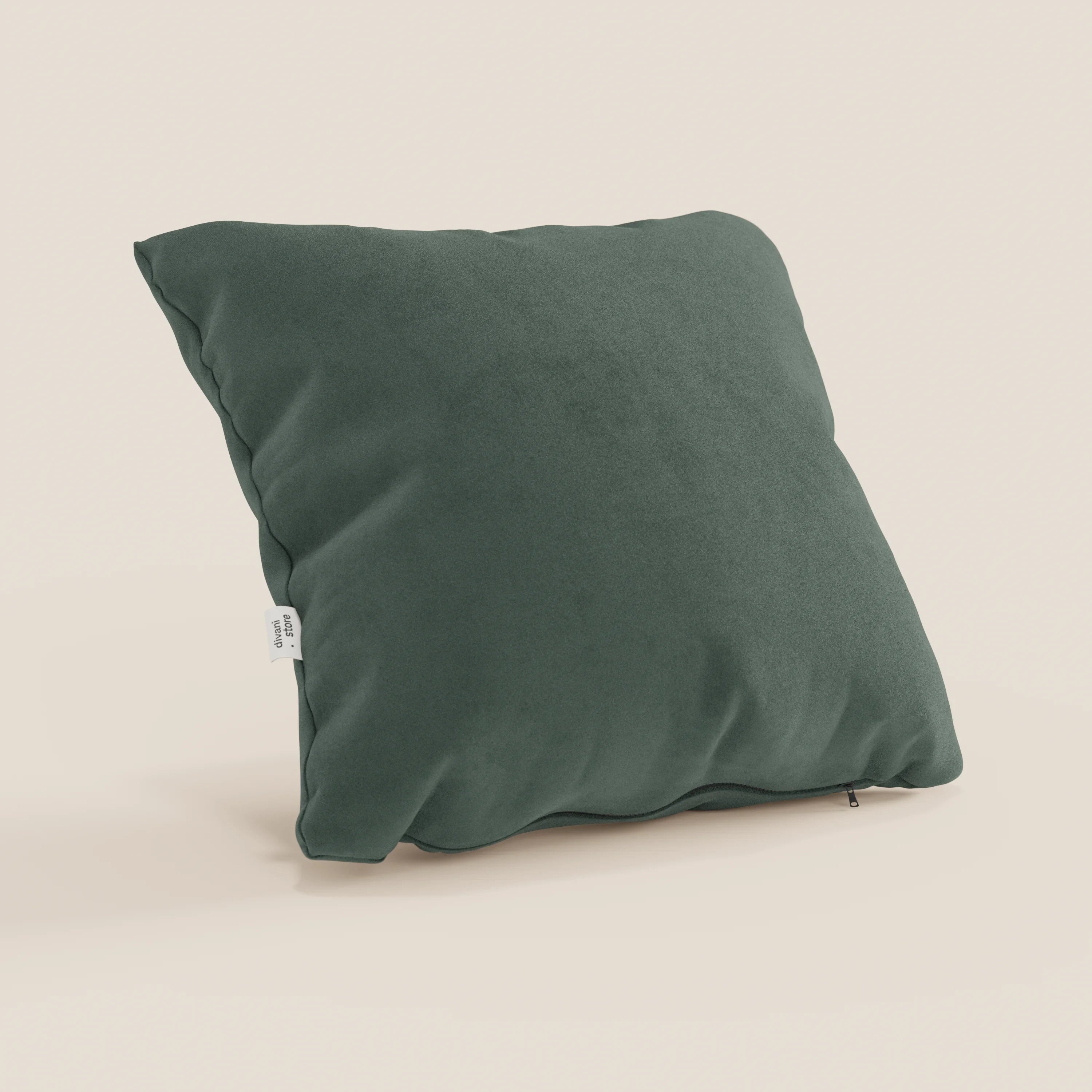 Il cuscino Jazz di Divani.Store, nel formato 45x45 e T11 verde, è caratterizzato da un tessuto in microfibra tecnica smacchiabile, un tocco morbido e vellutato, una piccola etichetta bianca sul lato e cuciture a vista sul fondo bianco sporco.