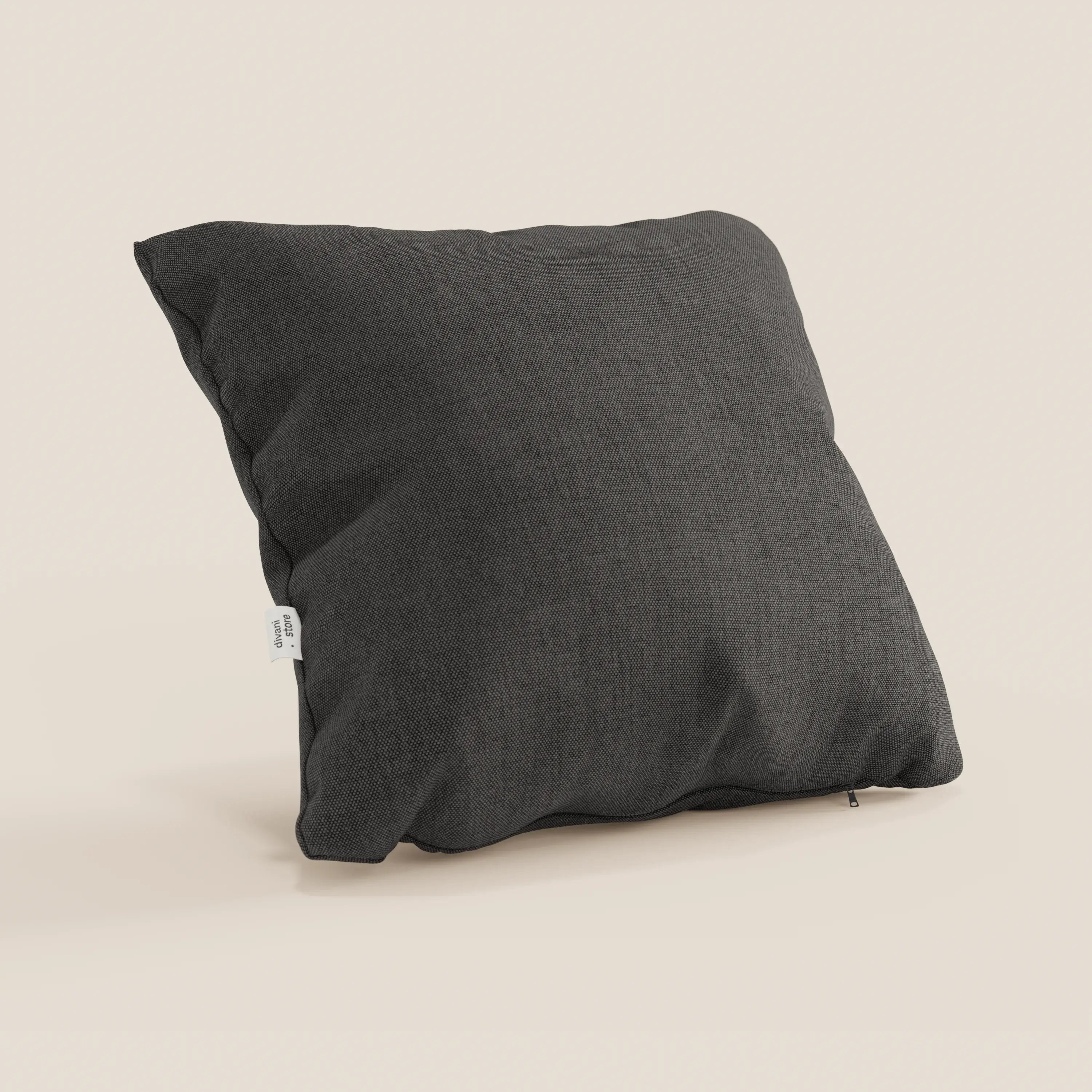Il cuscino Honey 45x45 di Divani.Store, in tessuto simil-cotone impermeabile T13 antracite, è posizionato in verticale su uno sfondo beige chiaro. Una piccola etichetta bianca si trova sulla cucitura sinistra e una cerniera è parzialmente visibile sul bordo inferiore.
