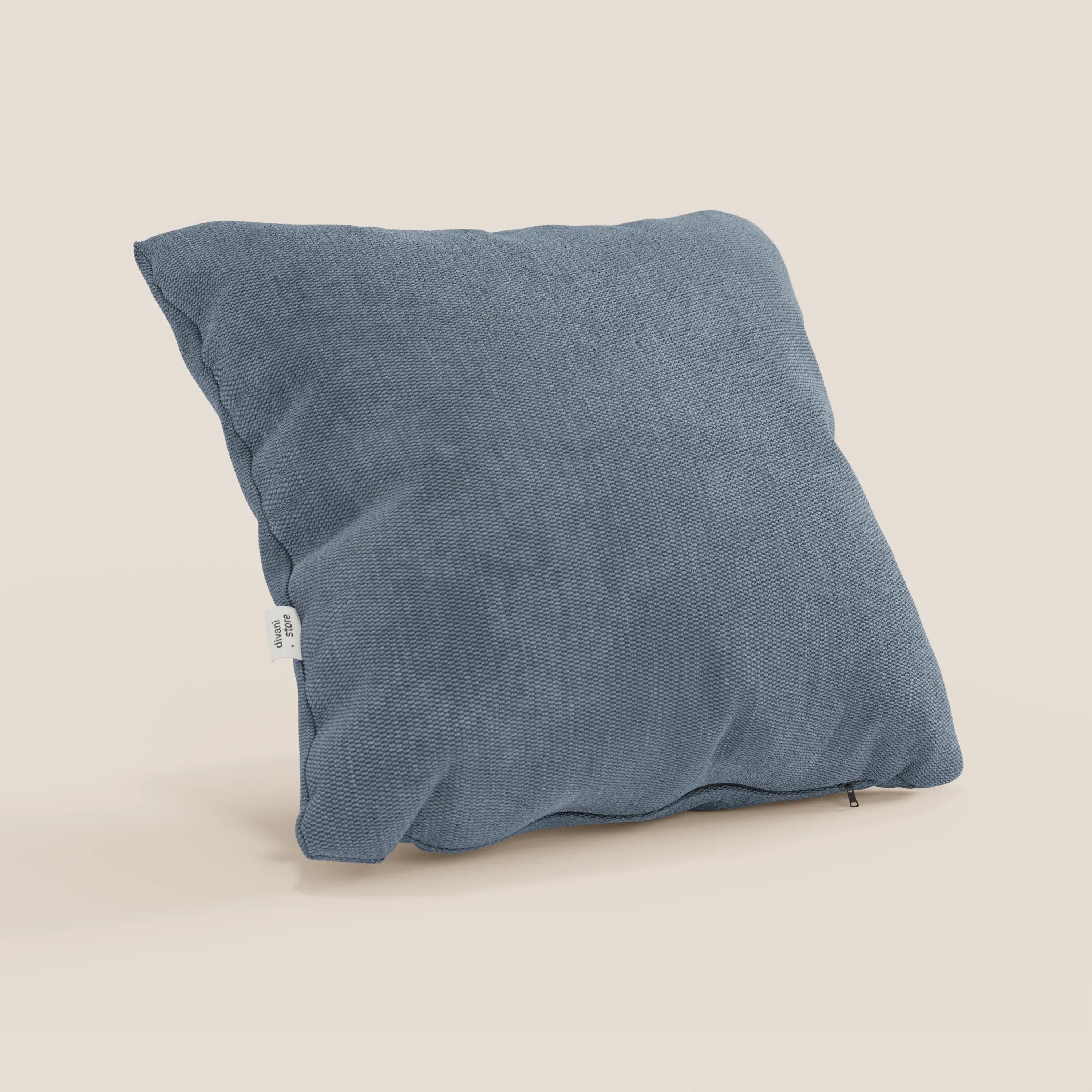 Il cuscino Miami di Divani.Store, in morbido tessuto impermeabile T14 carta da zucchero, ha forma quadrata, superficie strutturata, piccola etichetta laterale bianca e cerniera inferiore parzialmente visibile. Perfetto per cuscini decorativi.