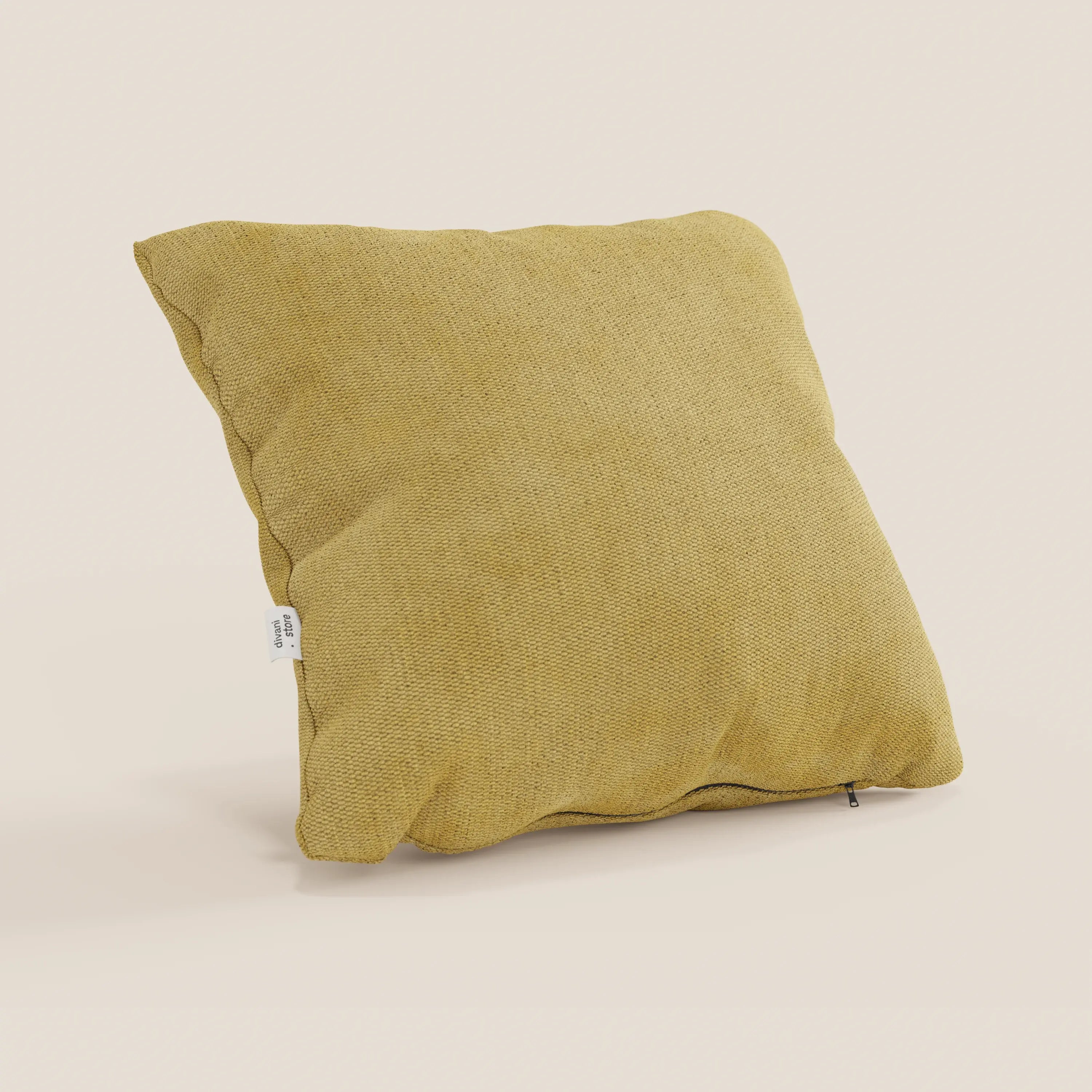 Il cuscino Miami di Divani.Store, 45x45 cm in T14 giallo senape, è caratterizzato da un tessuto morbido al tatto, strutturato e impermeabile e da una piccola etichetta bianca sulla cucitura sinistra. Il cuscino è presentato su uno sfondo beige chiaro.