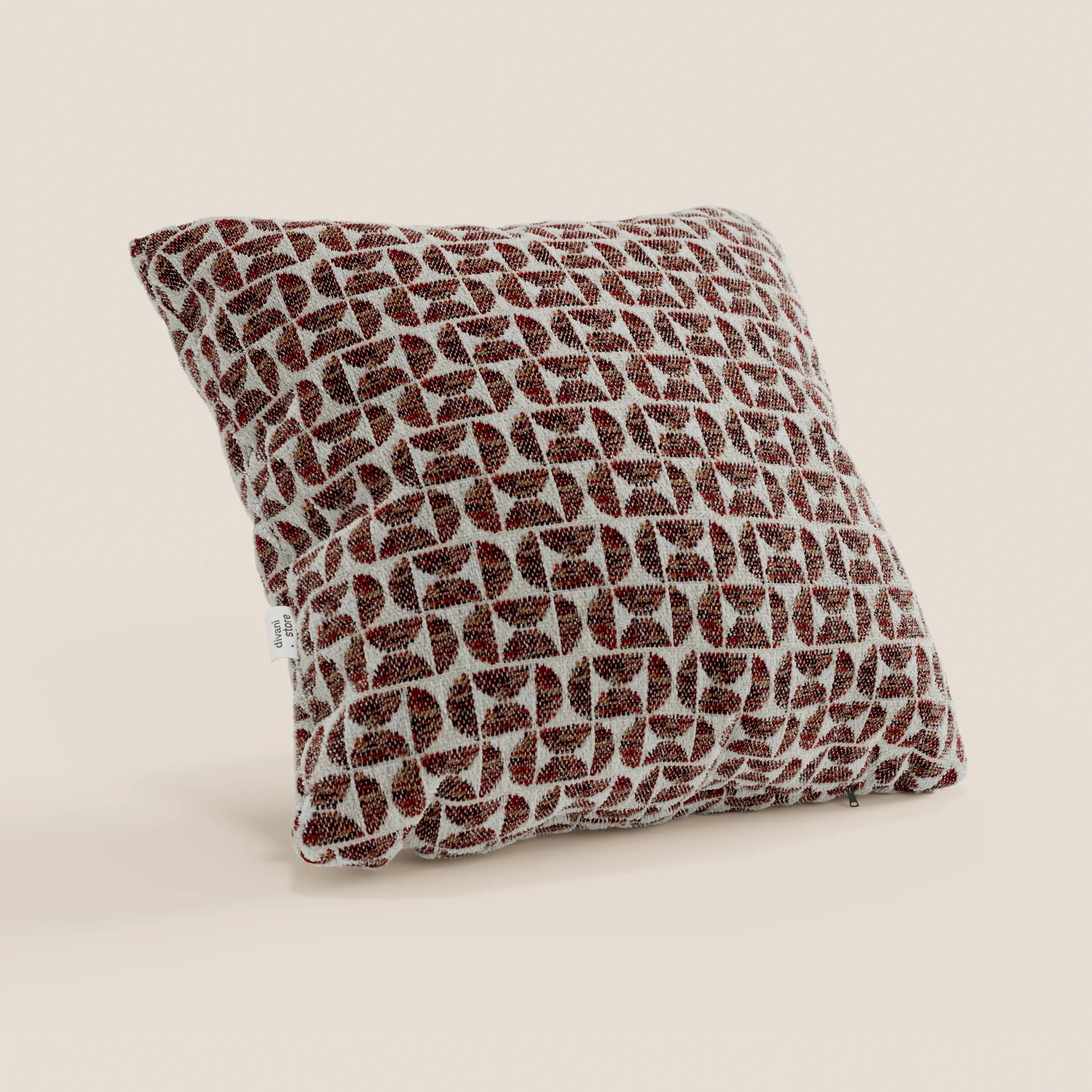 Il cuscino decorativo Naxos 45x45 in lino di Divani.Store presenta un elegante motivo geometrico astratto nei toni del marrone e del nero su lino grigio chiaro, un tessuto dalla trama rigata e una piccola etichetta bianca che impreziosisce questo raffinato cuscino decorativo.