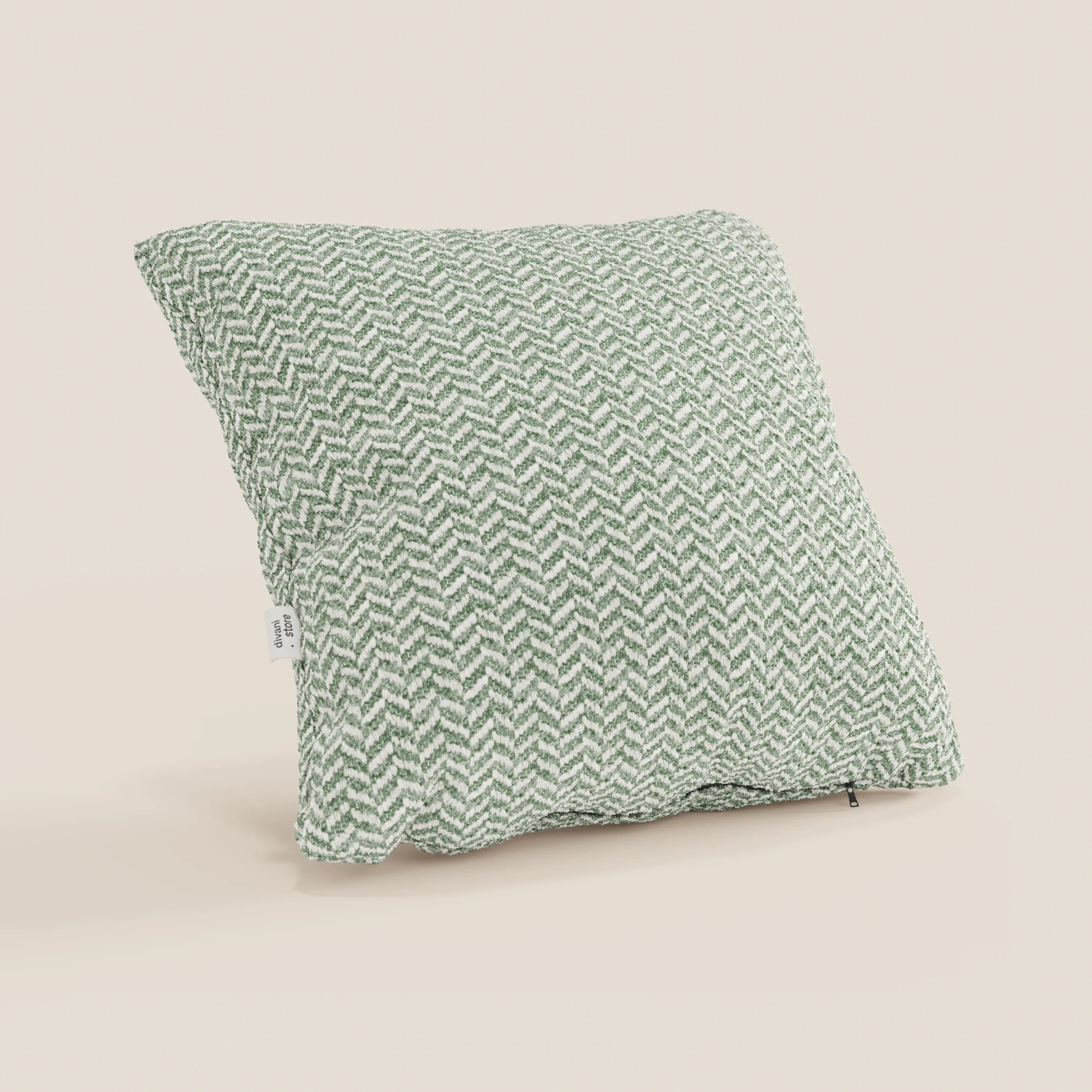 Il cuscino Sorrento 45x45 in lino | Eleganza Naturale di Divani.Store, caratterizzato da un motivo a zig zag verde e bianco su sfondo beige, presenta una piccola etichetta in tessuto e una cerniera in basso a destra, e fa parte della collezione di cuscini Nautilus.