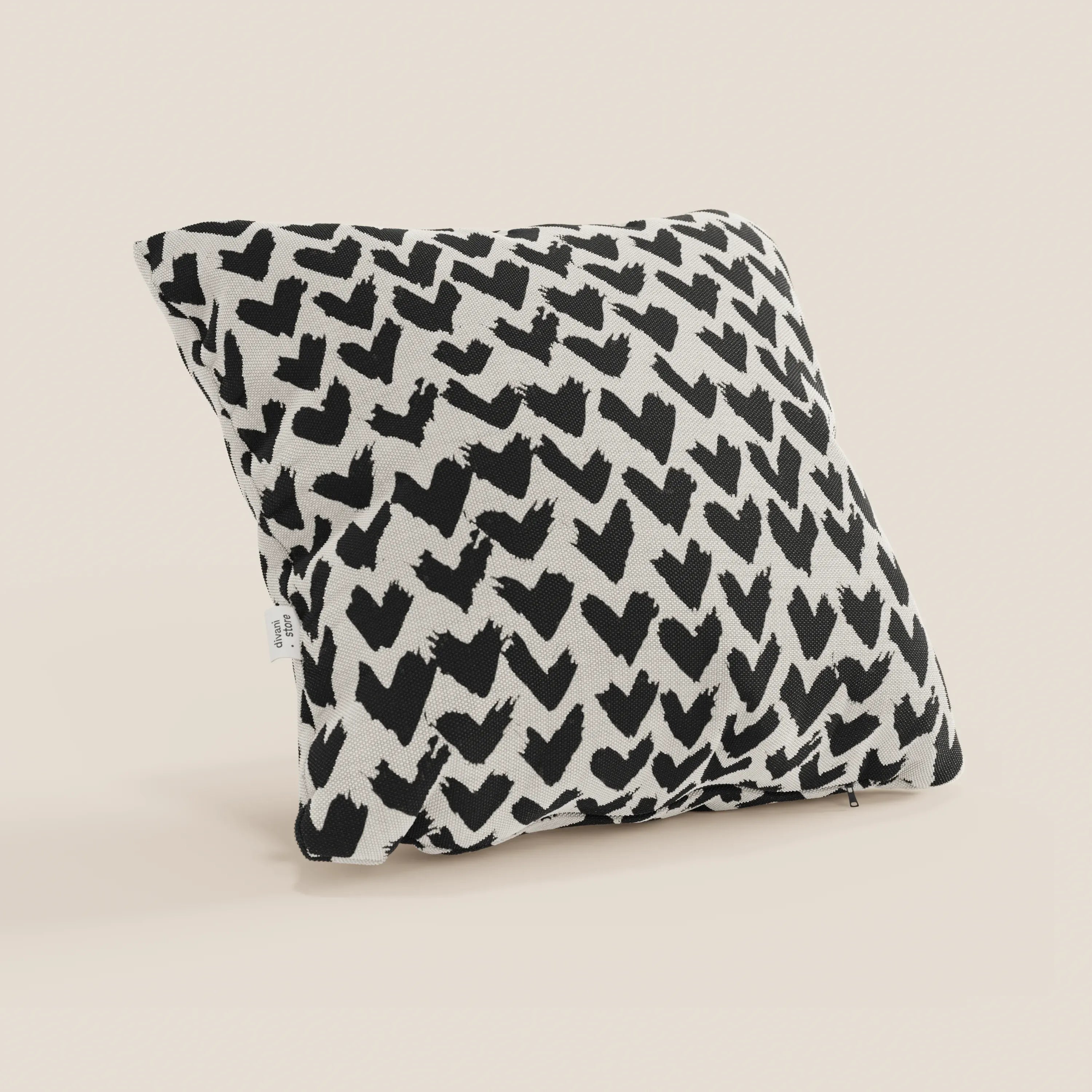 Il cuscino geometrico Arrow di Divani.Store, realizzato in tessuto nero idrorepellente, presenta audaci motivi geometrici. Questo cuscino decorativo quadrato è leggermente sprimacciato e posizionato ad angolo su uno sfondo beige semplice.