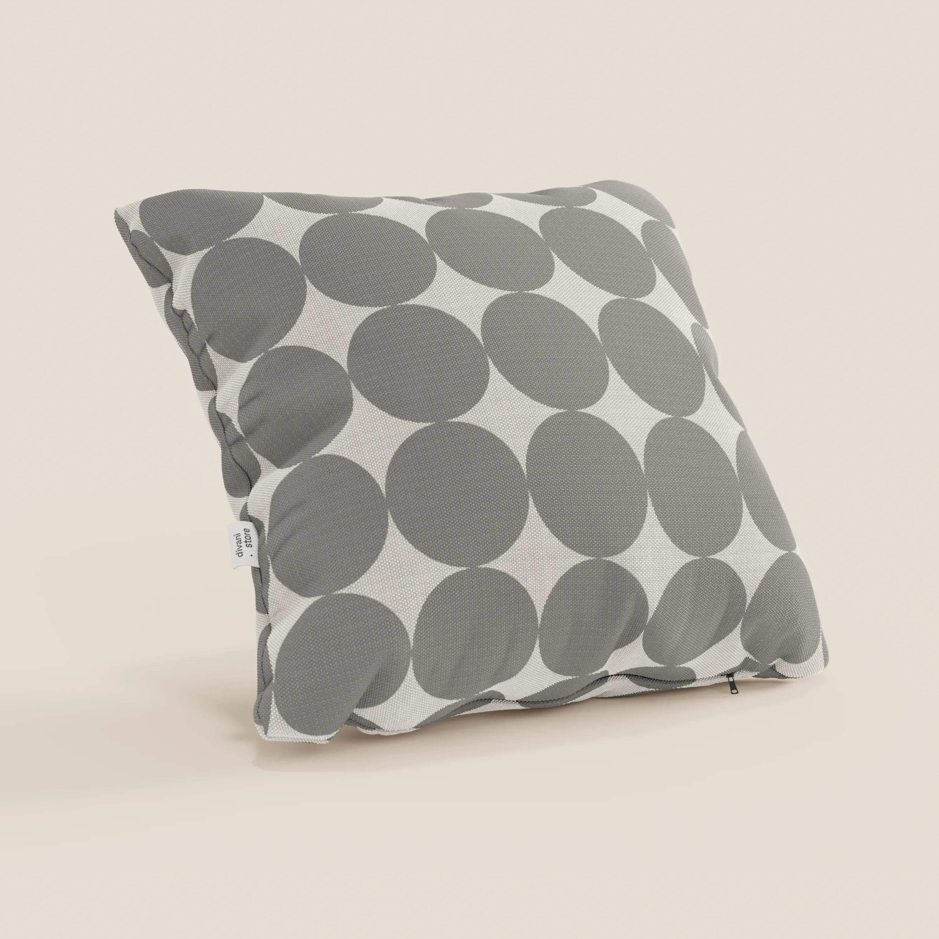 Il cuscino Dot cuscini geometrici di Divani.Store è un cuscino quadrato in tessuto grigio idrorepellente, caratterizzato da grandi cerchi grigi sovrapposti su bianco e da una targhetta laterale, raffigurati su uno sfondo chiaro. Disponibile in vari colori.