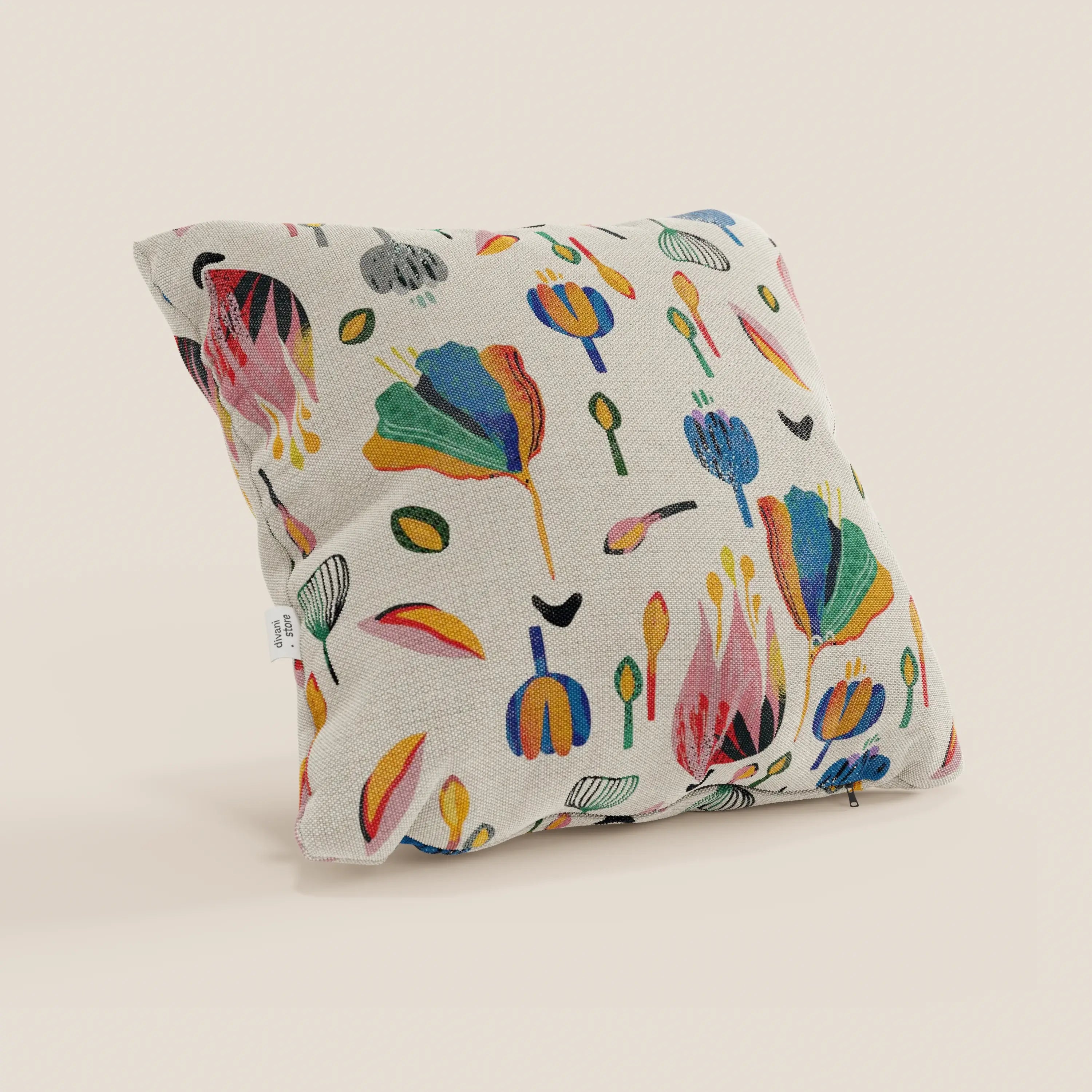 Il cuscino Joy 45x45 cm di Divani.Store è caratterizzato da una fantasia floreale astratta multicolore su un rivestimento in cotone impermeabile beige chiaro, con fodera lavabile e targhetta bianca laterale.